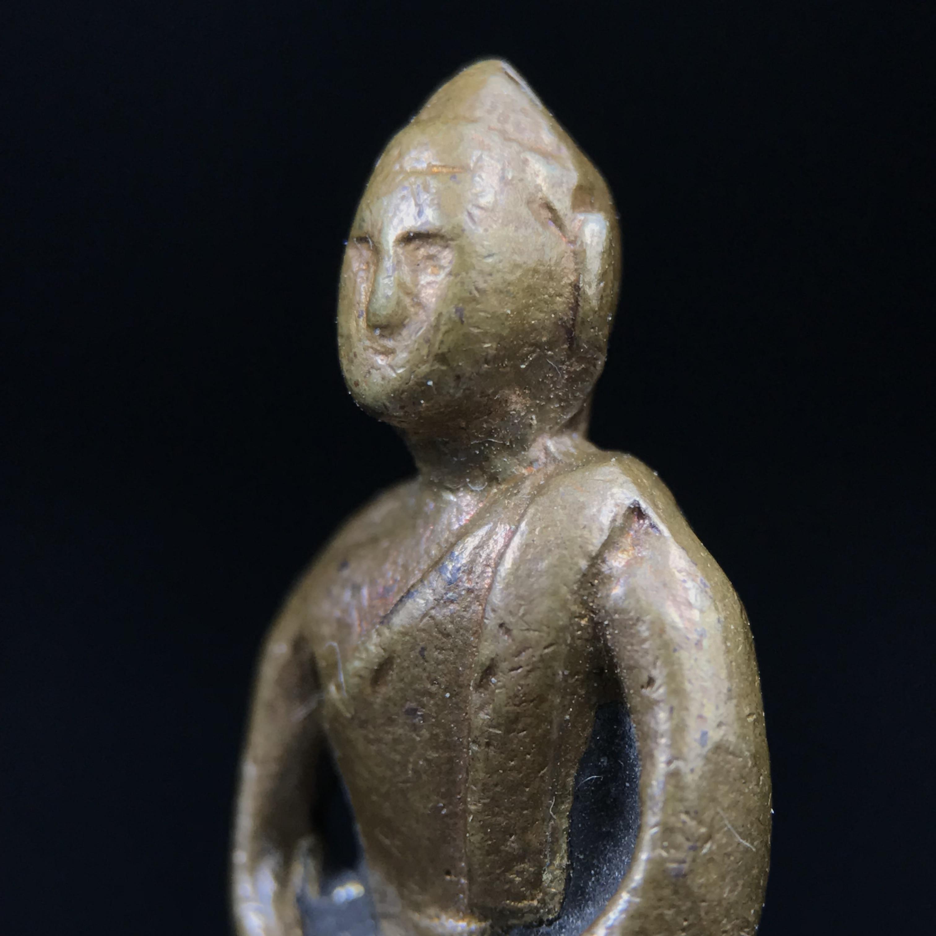 พระกริ่งฝีพระหัตถ์สมเด็จย่า ขนาดห้อยบูชาขนาดเล็ก จัดสร้างขึ้นเนื่องในวาระครบ 6 รอบ เมื่อวันที่21 ตุลาคม พ.ศ.2515(ในหลวงรัชกาลที่ 9 เสด็จพระราชดำเนินทรงเททอง)ปลุกเสกยิ่งใหญ่ เกจิ 108 รูป ร่วมปลุกเสก คัดสภาพสวยแบบนี้พบเจอน้อยมาก หมายเลขต้นๆหลักร้อย หายากมาก