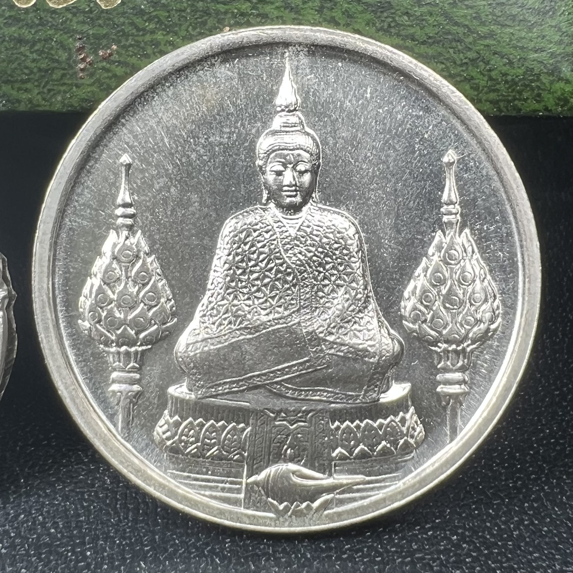 เหรียญพระแก้วมรกตหลัง ภปร. ฉลองกรุงรัตนโกสินทร์ครบ 200 ปี พ.ศ.2525 เนื้อเงินกล่องบรรจุเดิมครบ3พิมพ์(บล็อกพระราชศรัธา)(ในหลวงรัชกาลที่9 เสด็จในพิธี)พระคู่บ้านคู่เมือง...พระดี...พิธีใหญ่