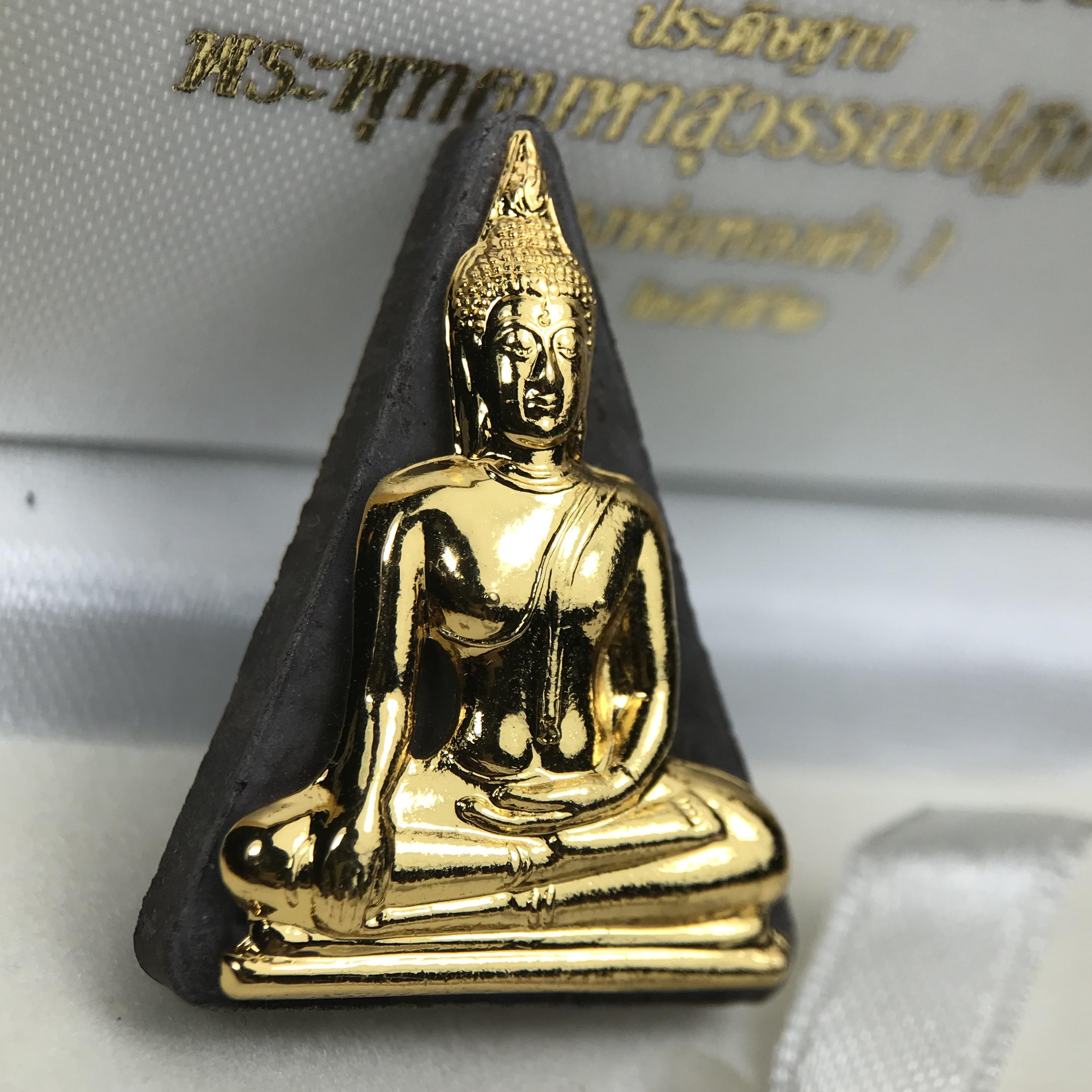 พระพุทธมหาสุวรรณปฏิมากร (หลวงพ่อทองคำ) หลังตรามหามงคลเฉลิมพระชนมพรรษา 80 พรรษา รัชกาลที่9 วัดไตรมิตรวิทยาราม กรุงเทพฯ ปี 2550 พระพิมพ์หน้าทองคำ(หายาก 1 ใน 999 องค์)