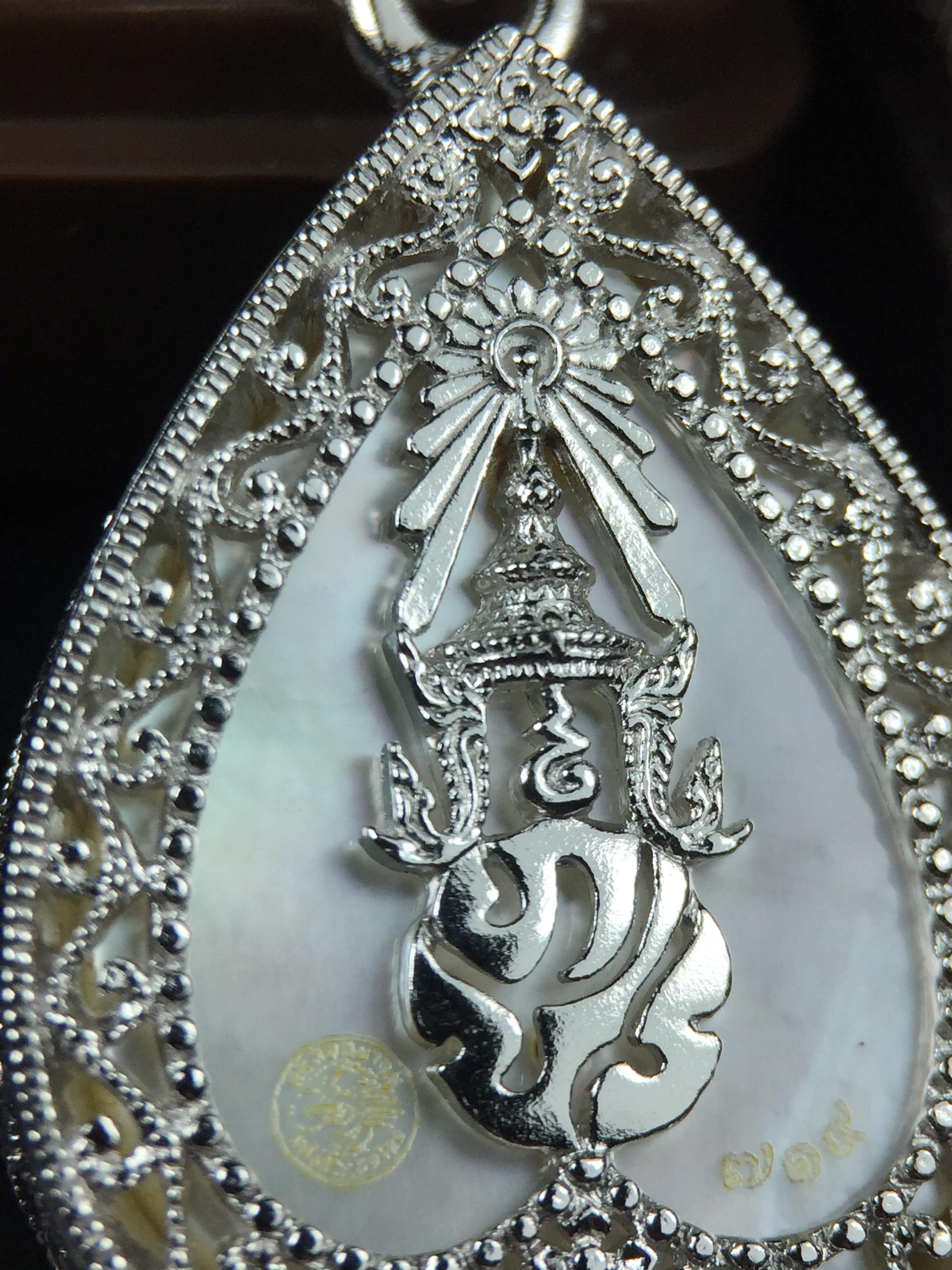 พระพุทธชินราช ภปร. โครงการ "เพราะแผ่นดินนี้ คือ แผ่นดินเกิด" ปี2548(รุ่นแรก) เหรียญทรงใบโพธิ์ ขนาด 21 x 29 มม. เนื้อเงินสามกษัตริย์ องค์พระชุบสามกษัตริย์ ล้อมด้วยกรอบเงินชุบทองคำขาวสลักเสลาเป็นลวดลายละเอียดอ่อน ส่วนพื้นองค์พระเป็นเปลือกหอยมุข