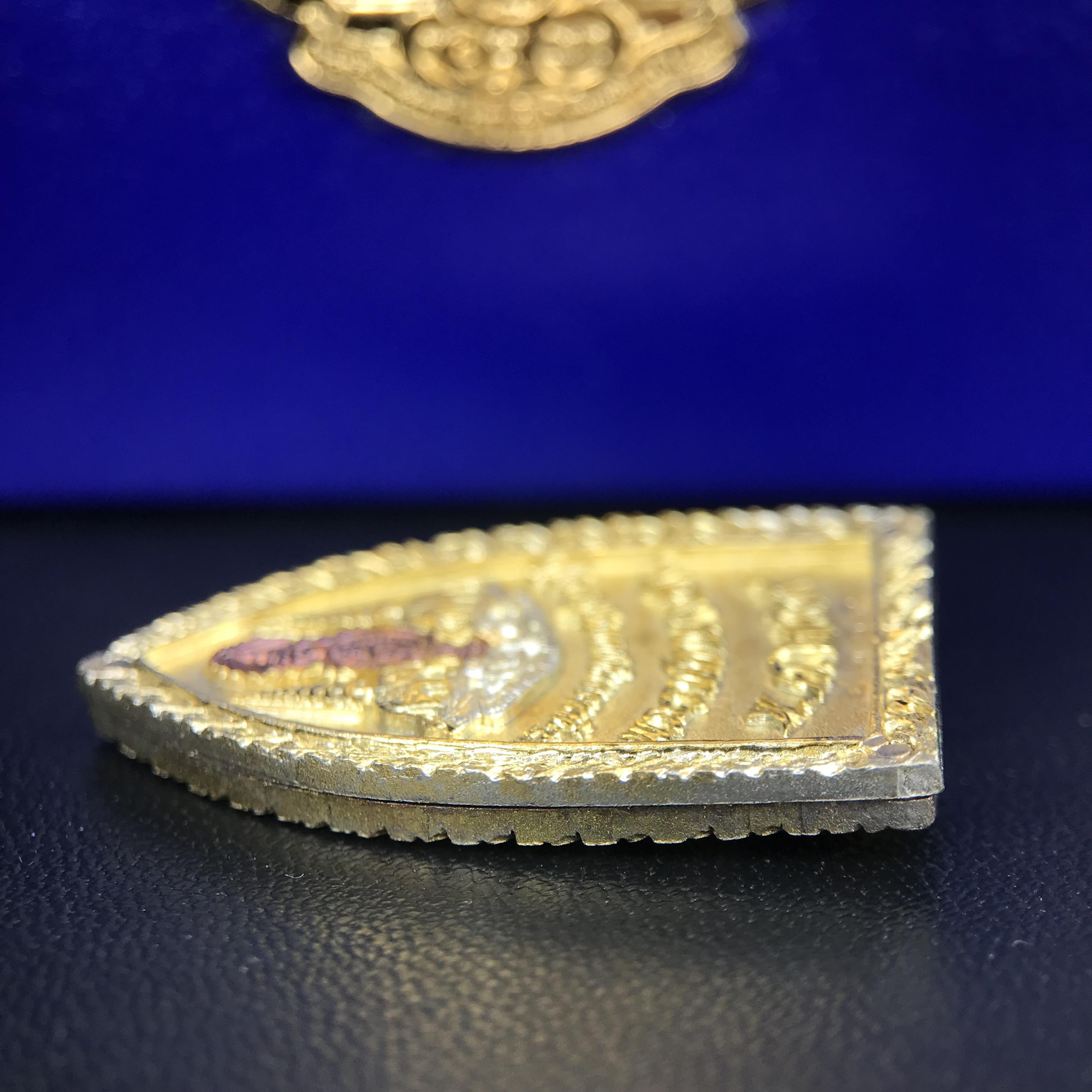 พระพุทธกาญจนพรสยามภูมิ ภปร. ปี 2539 เนื้อเงินสามกษัตริย์พื้นทรายเงา(ผิวเดิมสวย) พิมพ์ทรงใบขนุน ขนาด3.2ซม. พระพุทธรูปประจำพระชนมวาร รัชกาลที่9 ทรงโปรดเกล้าให้วิทยาลัยป้องกันราชอาณาจักร(วปอ.)สร้างในวโรกาสทรงครองสิริราชสมบัติครบ50ปี พ.ศ.2539(1ใน5000องค์)