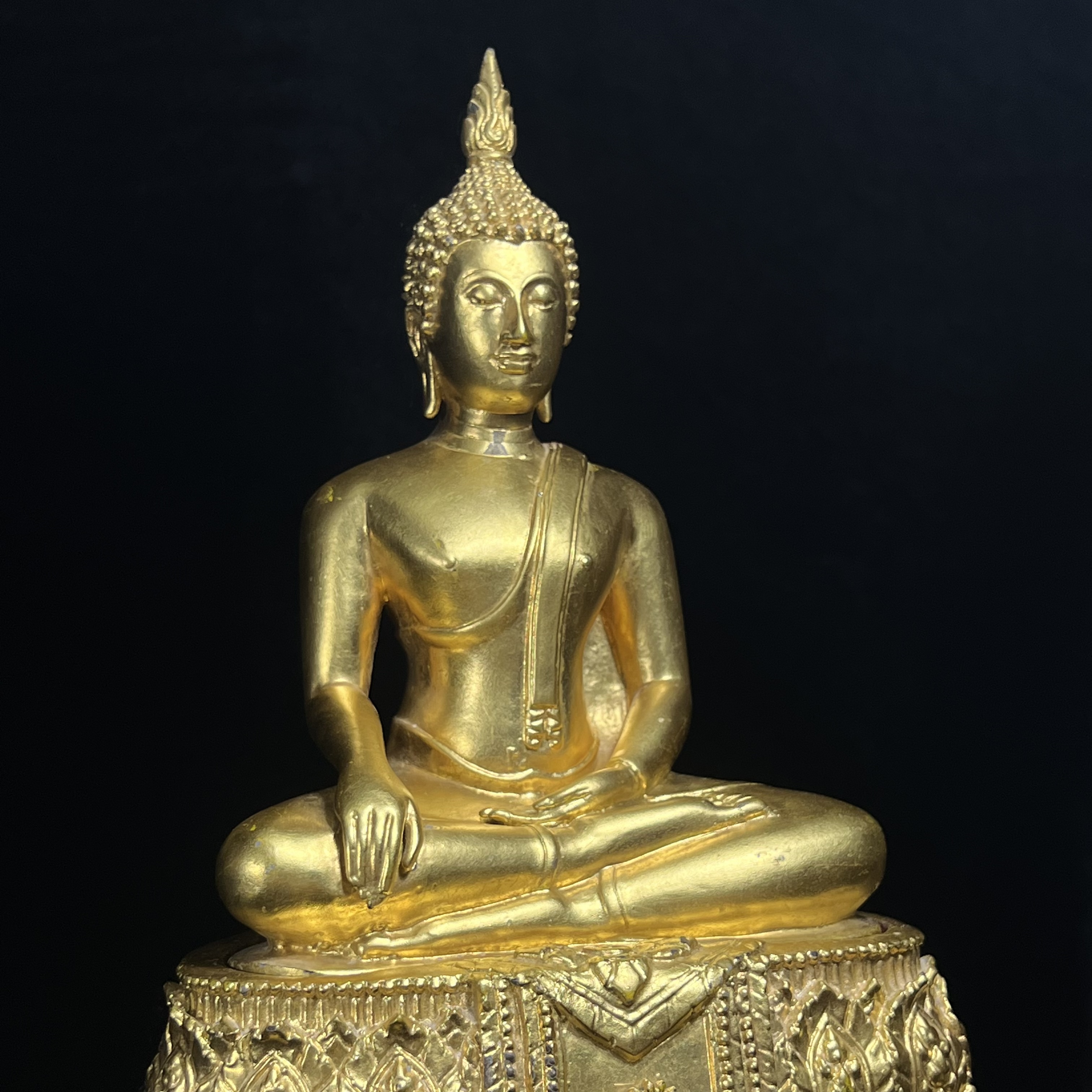 พระพุทธสิงหธรรมมงคล ภปร. รุ่นแรก พุทธสมาคมแห่งประเทศไทย ในพระบรมราชูปถัมภ์ จัดสร้าง ปี2547 เนื้อโลหะผสมปิดทอง หน้าตัก 5 นิ้ว(1 ใน 1999 องค์)หายาก