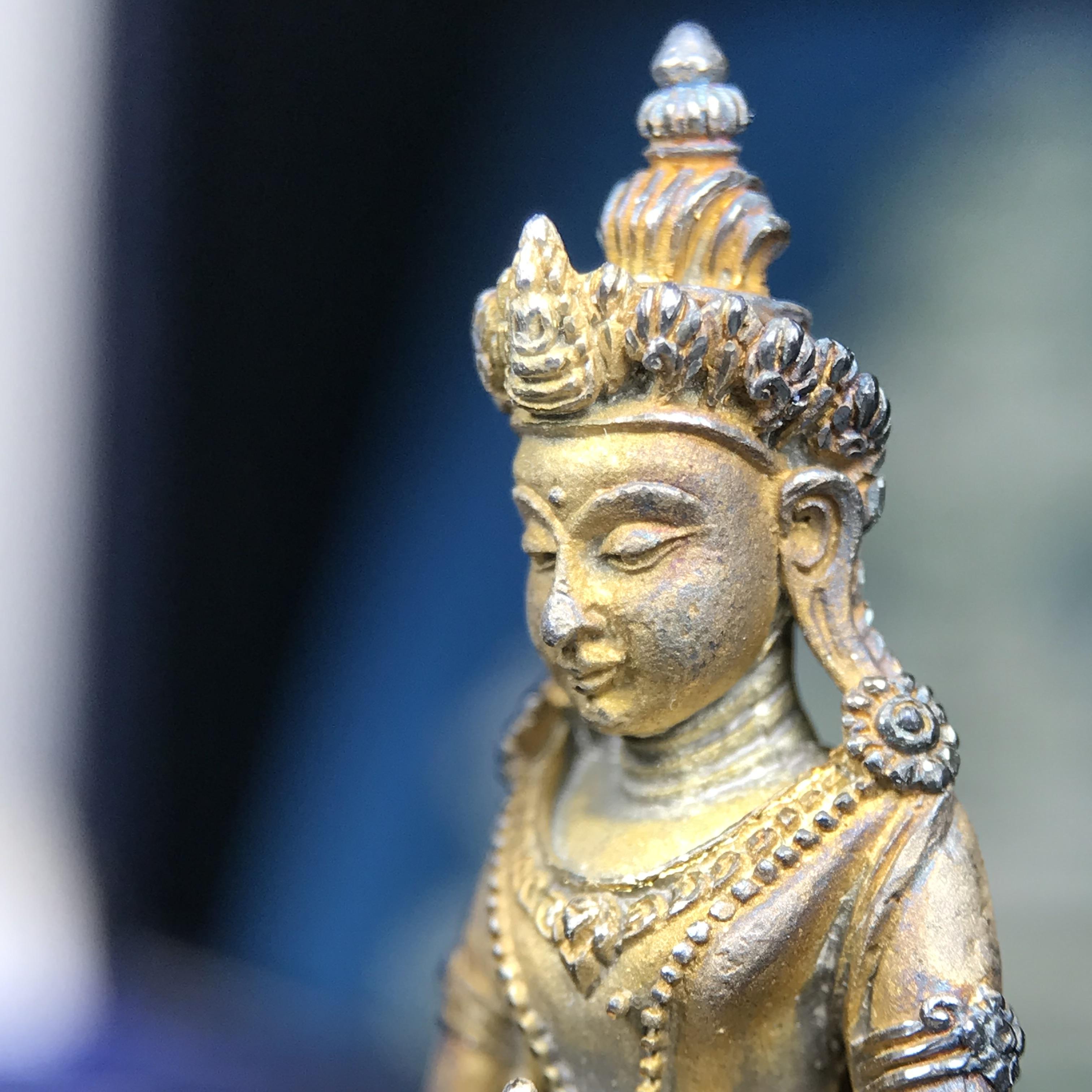 พระกริ่งอวโลกิเตศวร ( เจ้าแม่กวนอิม ) วัดโพธิ์แมนคุณาราม รุ่นอุดมโภคทรัพย์ พ.ศ.2539 เนื้อเงินพ่นทราย(ผิวเดิม ขึ้นสีรุ้งธรรมชาติ แบบนิยม เสน่ห์ของพระเนื้อเงิน) (พร้อมกล่องบรรจุการ์ดใบรับรองเดิมครบ)(อีกหนึ่งรุ่นยอดนิยม พุทธศิลป์สวยงดงาม)หายาก 1 ใน 5000 องค์