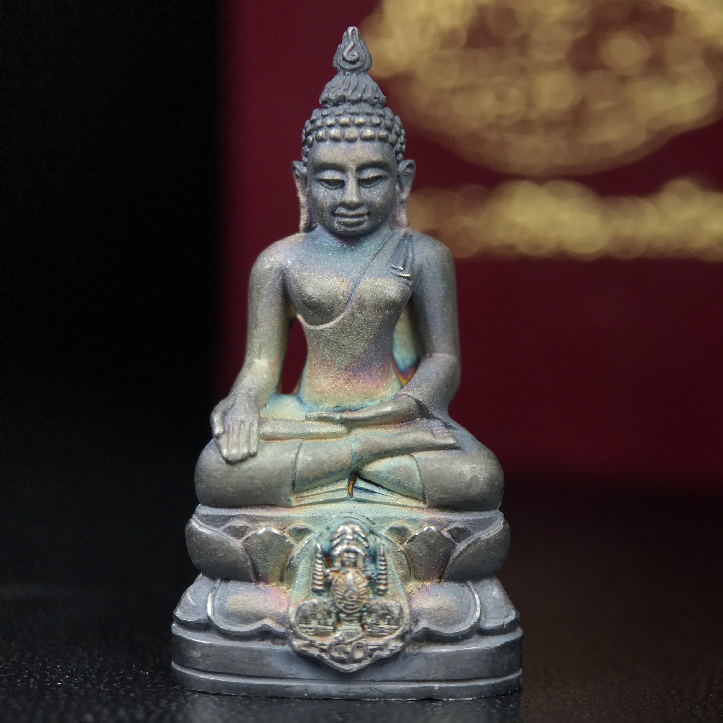 พระกริ่งไพรีพินาศ ตรากาญจนาภิเษก วัดบวรนิเวศวิหาร ที่ระลึกในหลวงรัชกาลที่9 ครองสิริราชสมบัติครบ 50ปี เนื้อเงิน(สภาพผิวเดิมขึ้นสีรุ้งธรรมชาติสวยแบบนิยม)(เสน่ห์พระเนื้อเงินสีสันที่ธรรมชาติสรรค์สร้าง)เข้มขลังทรงอานุภาพยิ่งใหญ่ กำราบศัตรูพ่ายสิ้น พระไพรีพินาศ