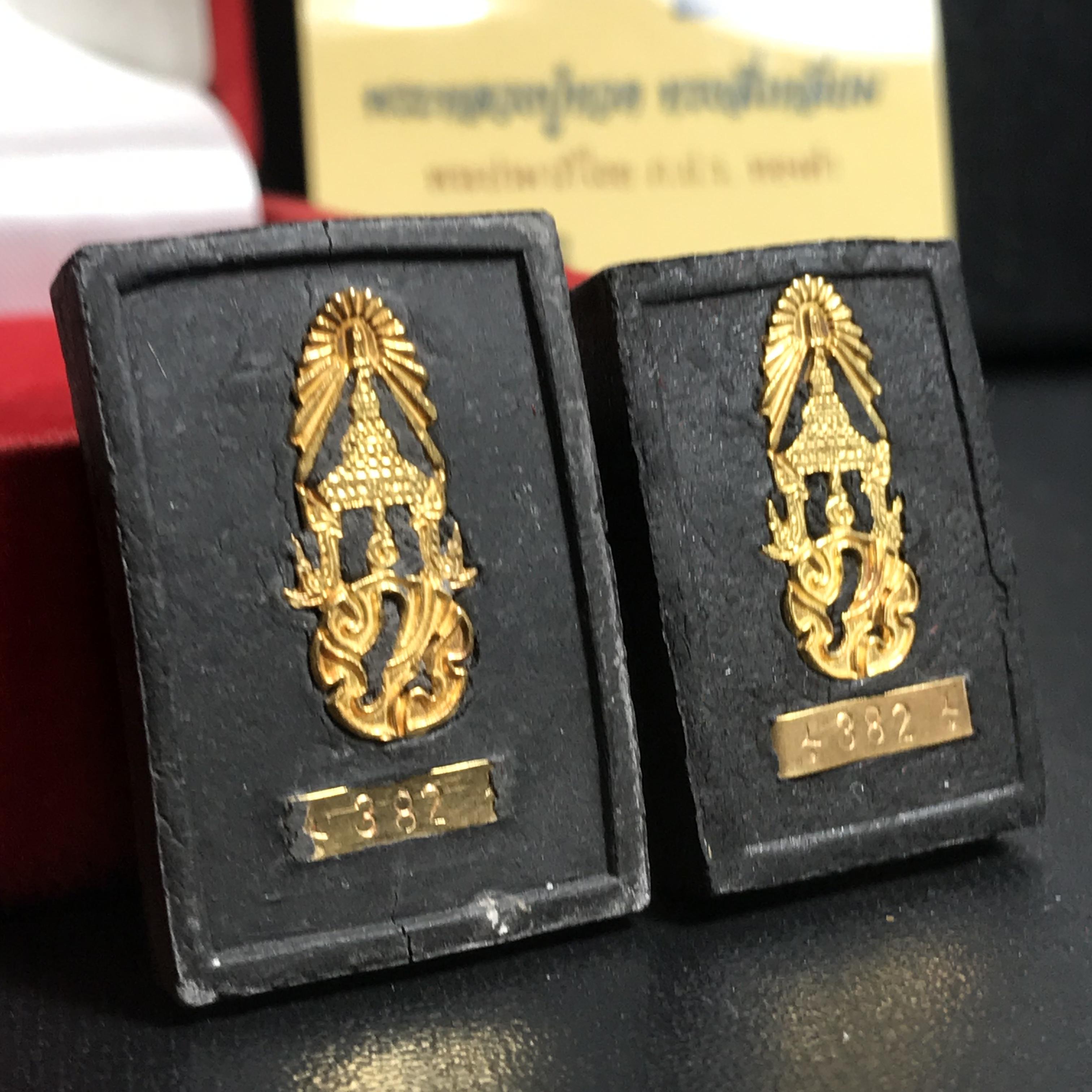 พระหลวงปู่ทวด ภปร. ปี 2547 พิมพ์สี่เหลี่ยมใหญ่-เล็ก(2องค์)เนื้อว่านดำหลัง ภปร. ทองคำ(หายาก1ใน999ชุด)