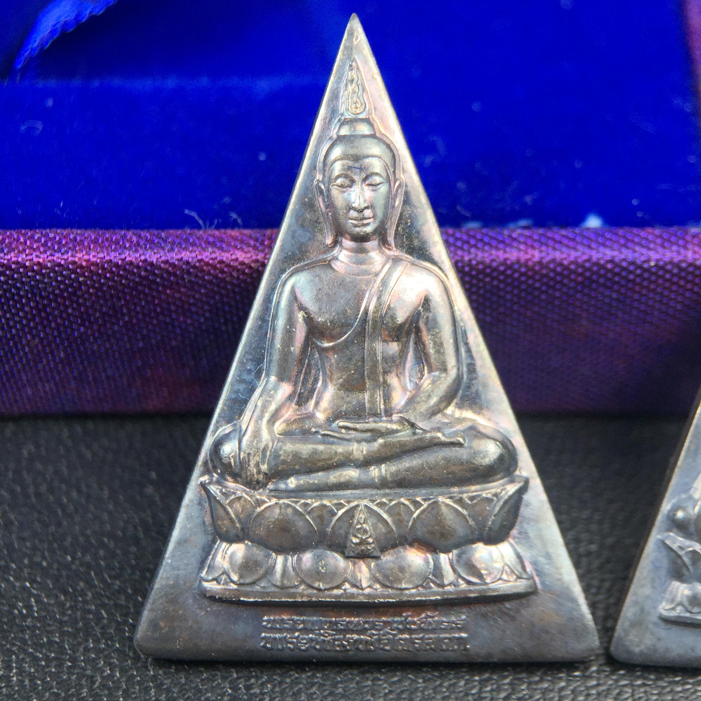 พระพุทธนวราชบพิตร พระพิมพ์จิตรลดา โครงการหลวง ปี2539 (พิมพ์ใหญ่+พิมพ์เล็ก) เนื้อเงินผิวเดิมขึ้นสีรุ่ง สวย แบบนิยมพร้อมกล่องบรรจุเดิม พิธีใหญ่ ปลุกเสกวัดพระแก้ว(1ชุด 2 องค์)