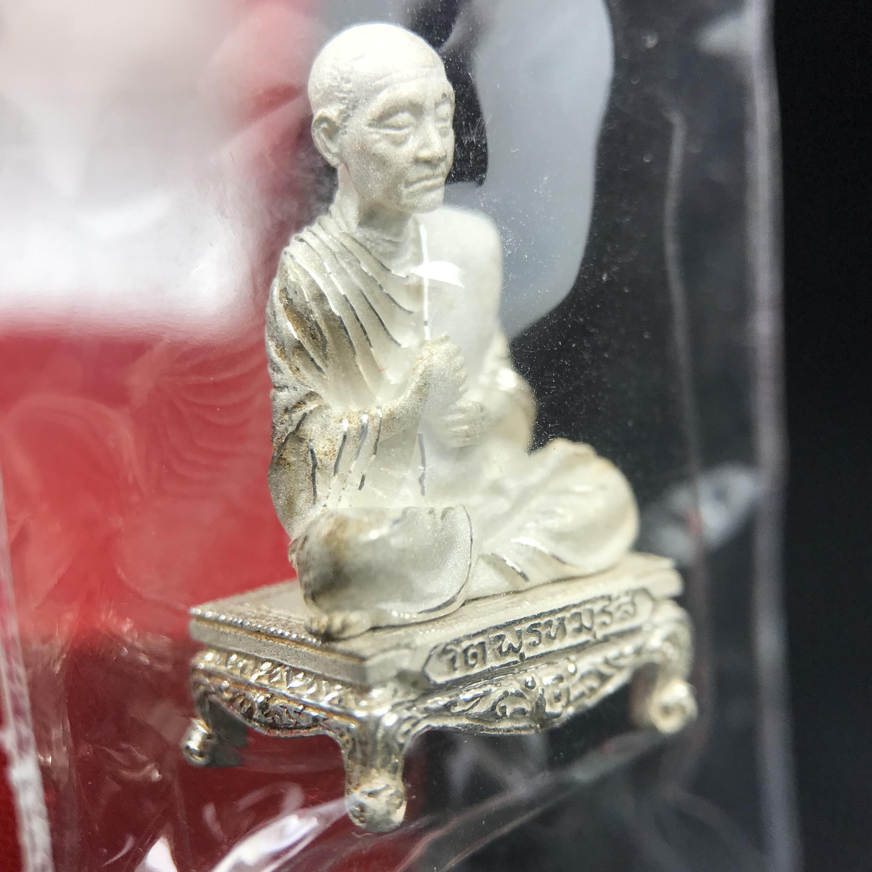 สมเด็จพุฒาจารย์ (โต พรหมรังสี) อนุสรณ์ 128 ปี สมเด็จพระญาณสังวร สมเด็จพระสังฆราช ทรงเมตตาอธิฐานจิต ปี 2543 มหาพุทธาภิเษก 3วาระ รูปเหมือนลอยองค์พิมพ์ใหญ่เนื้อเงิน ขนาด 1.5 x 2.5 ซม. ทรงคุณค่าทั้งด้านความงานด้านพุทธศิลป์ และพุทธคุณ