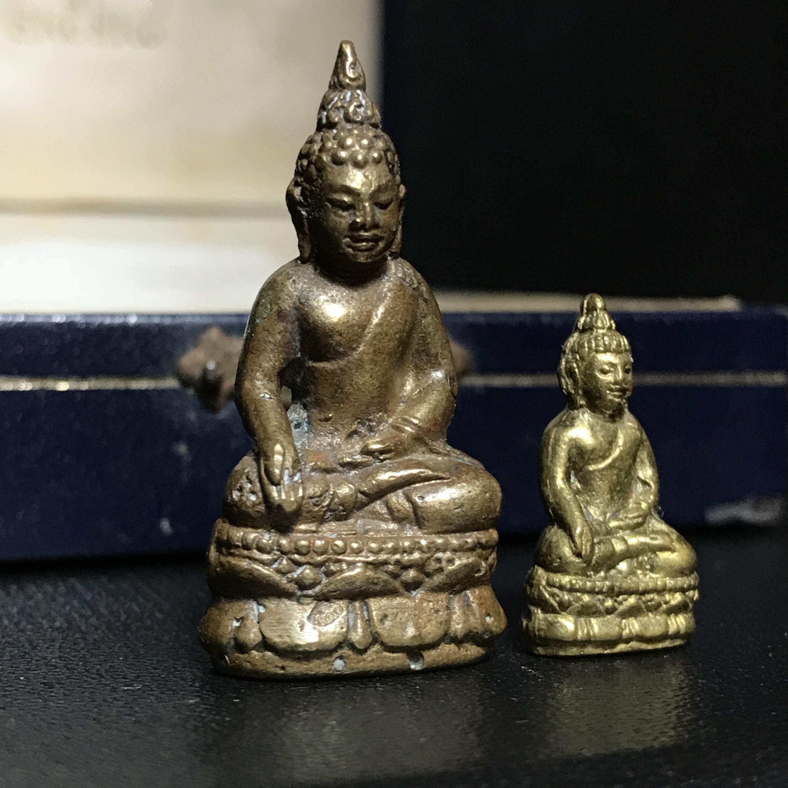 พระกริ่ง-พระชัยวัฒน์ไพรีพินาศ วัดบวรนิเวศวิหาร รุ่นผ้าป่าสิงห์บุรี ปี2528(กล่องหนังนิยม)