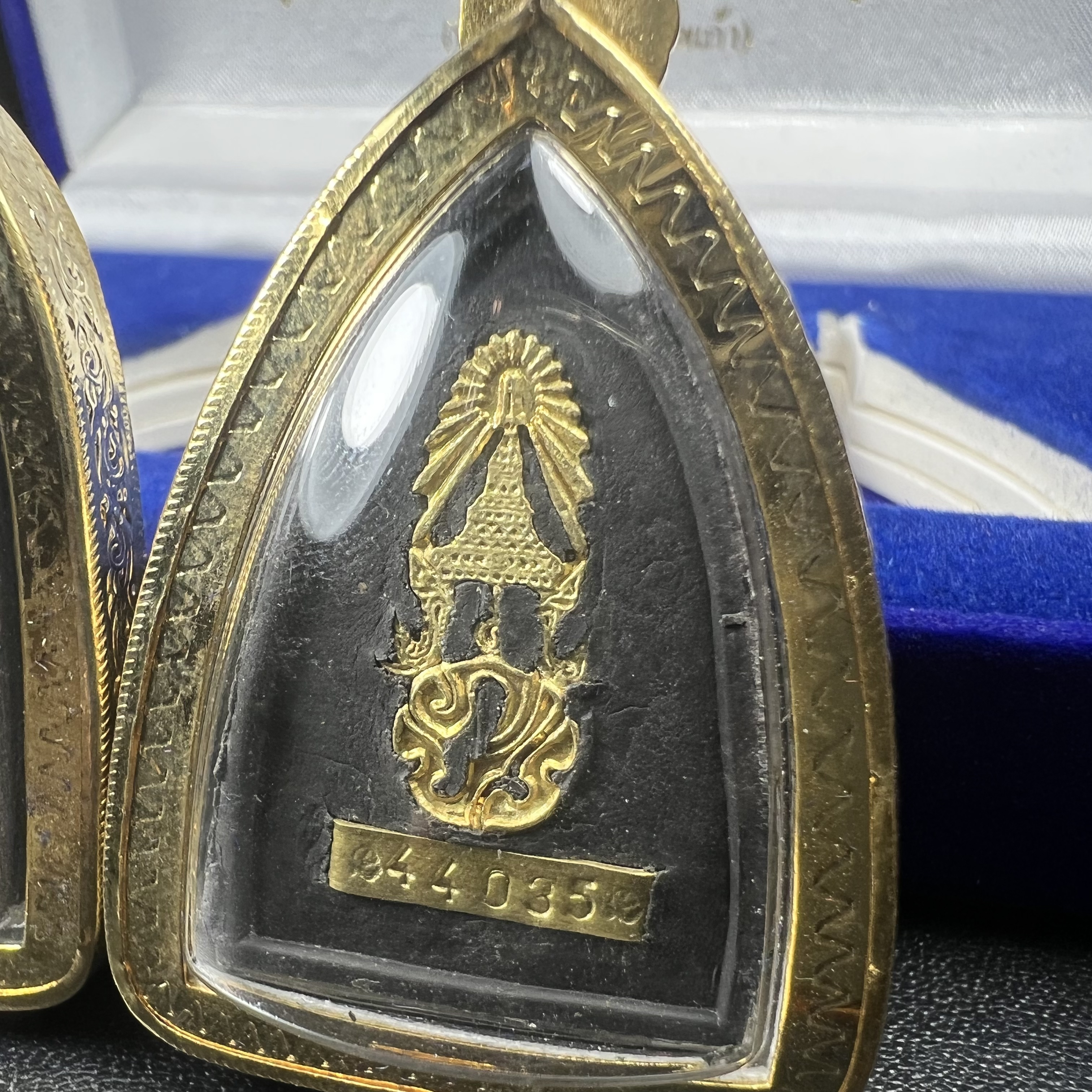 พระคู่ชุดของขวัญ พระหลวงปู่ทวด ภปร.ปี2547 ทรงกลีบบัวและกลีบขนุน(พิมพ์เตารีดและพิมพ์พระรอด)(ชนวนเก่า)เนื้อว่านด้านหลังมี ภปร. เป็นโลหะผสมสูง 3.3ซม.พิธีใหญ่ มวลสารดี ปลุกเสกวัดพระแก้ว(พร้อมกล่องบรรจุเดิม งานเลี่ยมกรอบเดิมจากผู้จัดสร้างห่อหุ้มด้วยทองนพเกล้า)