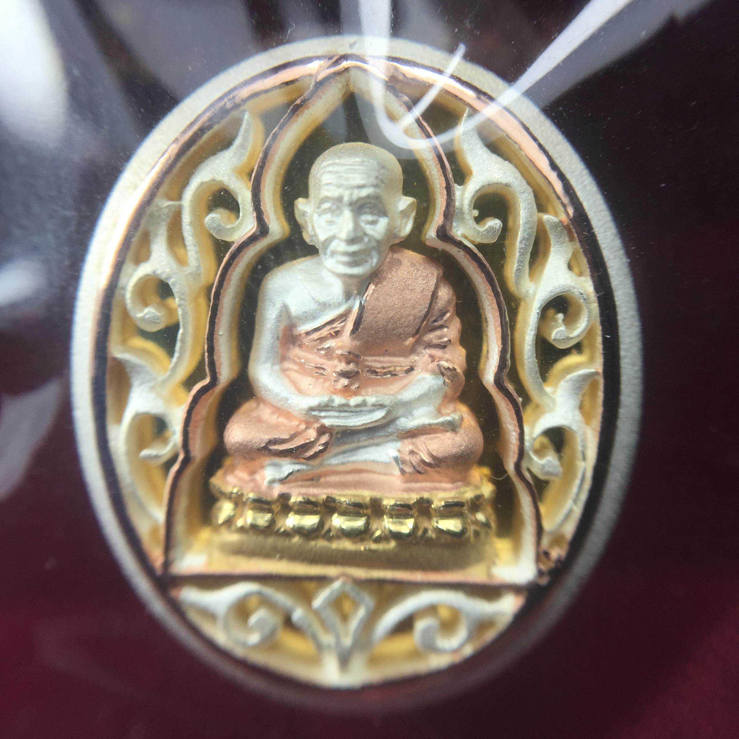 เหรียญหลวงพ่อทวด รุ่นมงคลบารมี วัดประสาทบุญญาวาส ปี 2545 เนื้อเงินสามกษัตริย์ พิมพ์ทรงรูปไข่เล็ก(ขนาด 2.0*1.8 ซม.)ฉลุลายฉากพี้นหลังสีทองสวยงาม ตอกโค๊ตมีหมายเลข พร้อมกล่องบรรจุเดิม