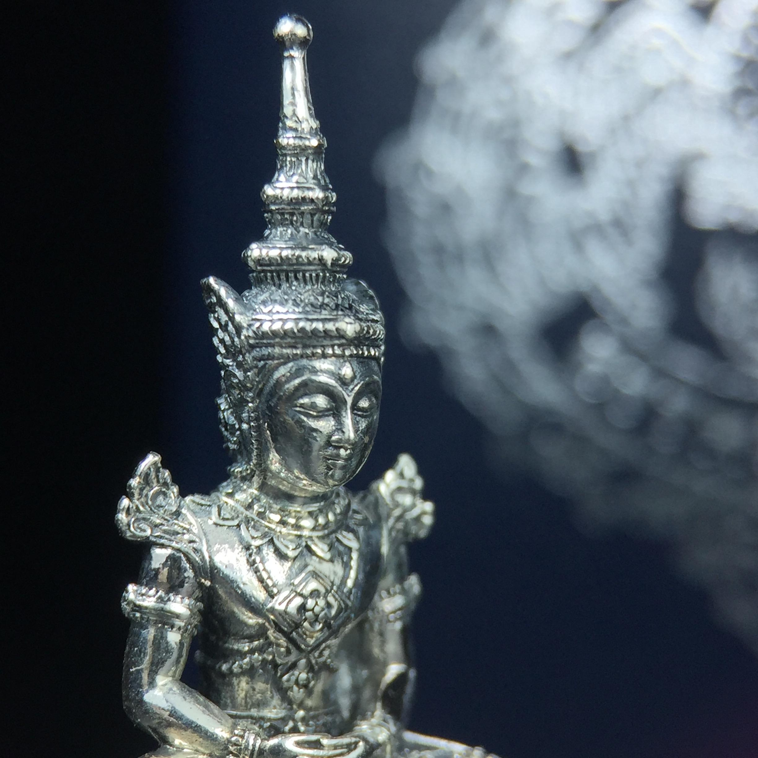 พระแก้วมรกต กรมสรรพสามิตจัดสร้างขึ้นเนื่องในโอกาสครบรอบ 64 ปีของกรมสรรพสามิต และเนื่องในวโรกาสที่พระบาทสมเด็จพระเจ้าอยู่หัวทรงครองราชย์ครบ 50 ปีในปีกาญจนาภิเษก เมื่อ พ.ศ.2539 เนื้อเงินรมดำขัดเงาพร้อมกล่องบรรจุเดิม