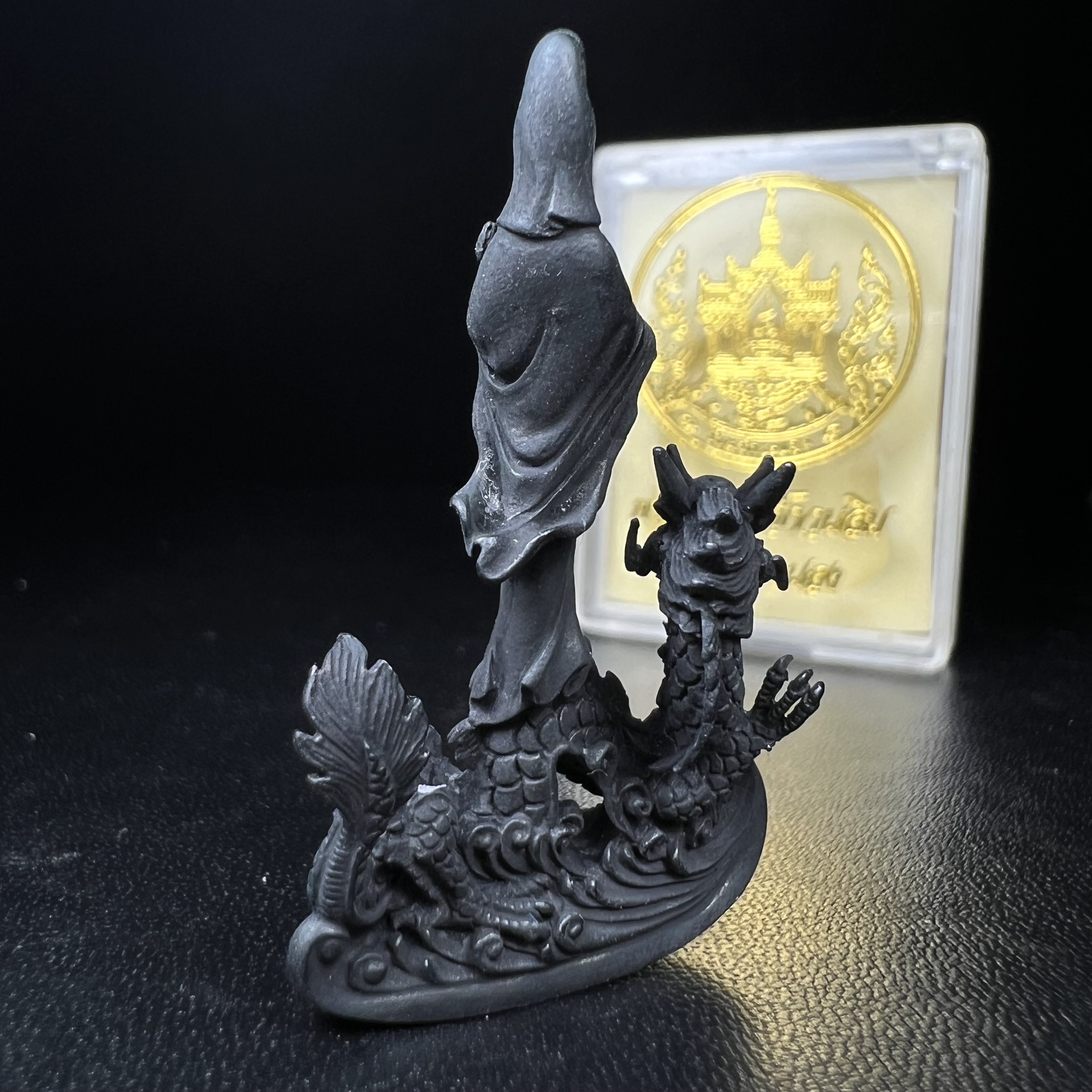 รูปหล่อลอยองค์พระโพธิสัตว์กวนอิม ทรงประทับมังกร จ.ระนอง พ.ศ.2539 เนื้อนวโลหะ พิมพ์ใหญ่(สวยงดงาม เข้มขลัง ทรงคุณค่า) เฉลิมฉลองในวโรกาสที่พระบาทสมเด็จพระเจ้าอยู่หัวทรงครองสิริราชสมบัติครบ 50 ปี(องค์หมายเลข๗๙๗๔)