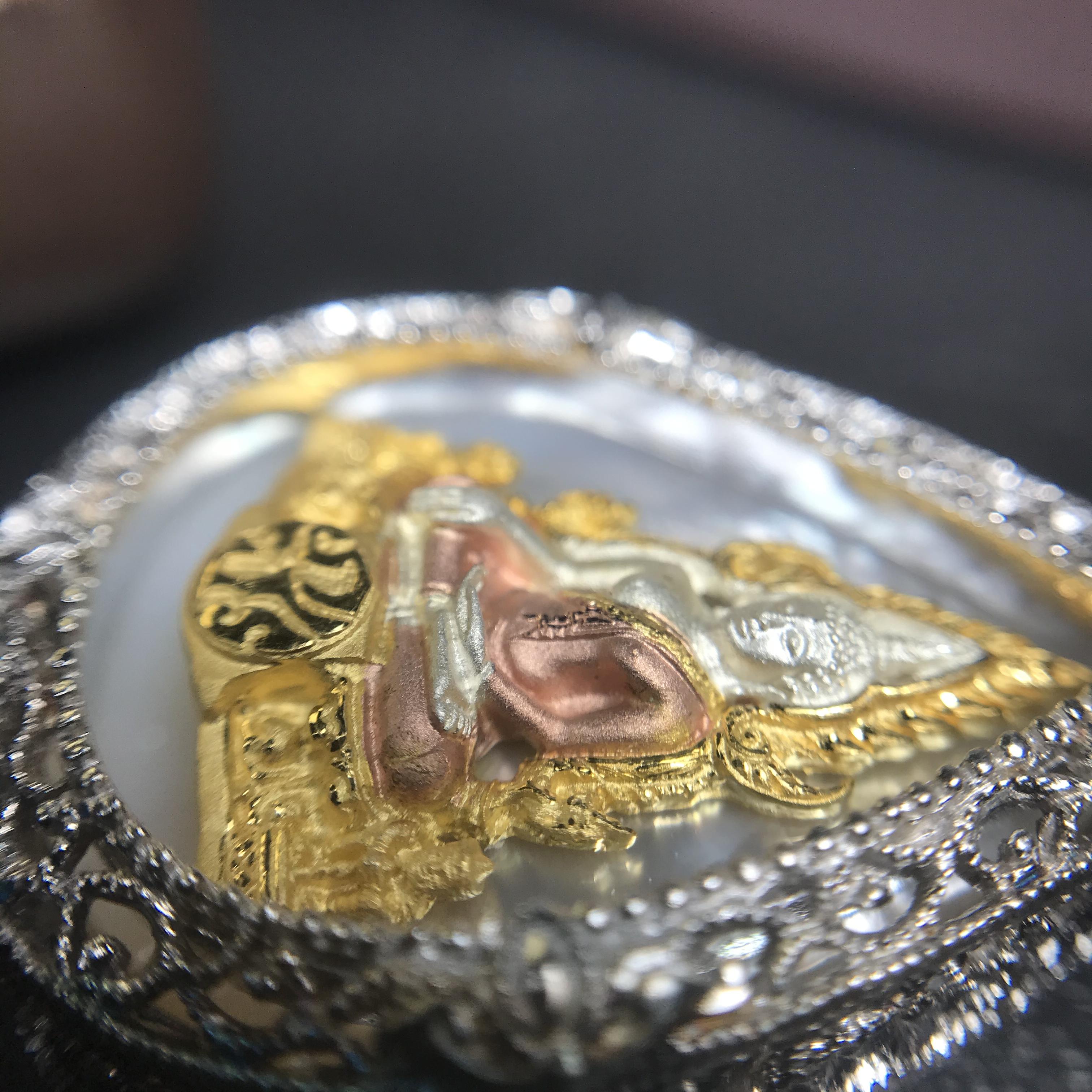 พระพุทธชินราช ภปร. โครงการ "เพราะแผ่นดินนี้ คือ แผ่นดินเกิด" ปี2548(รุ่นแรก) เหรียญทรงหยดน้ำ ขนาด 21 x 31 มม. เนื้อเงินสามกษัตริย์