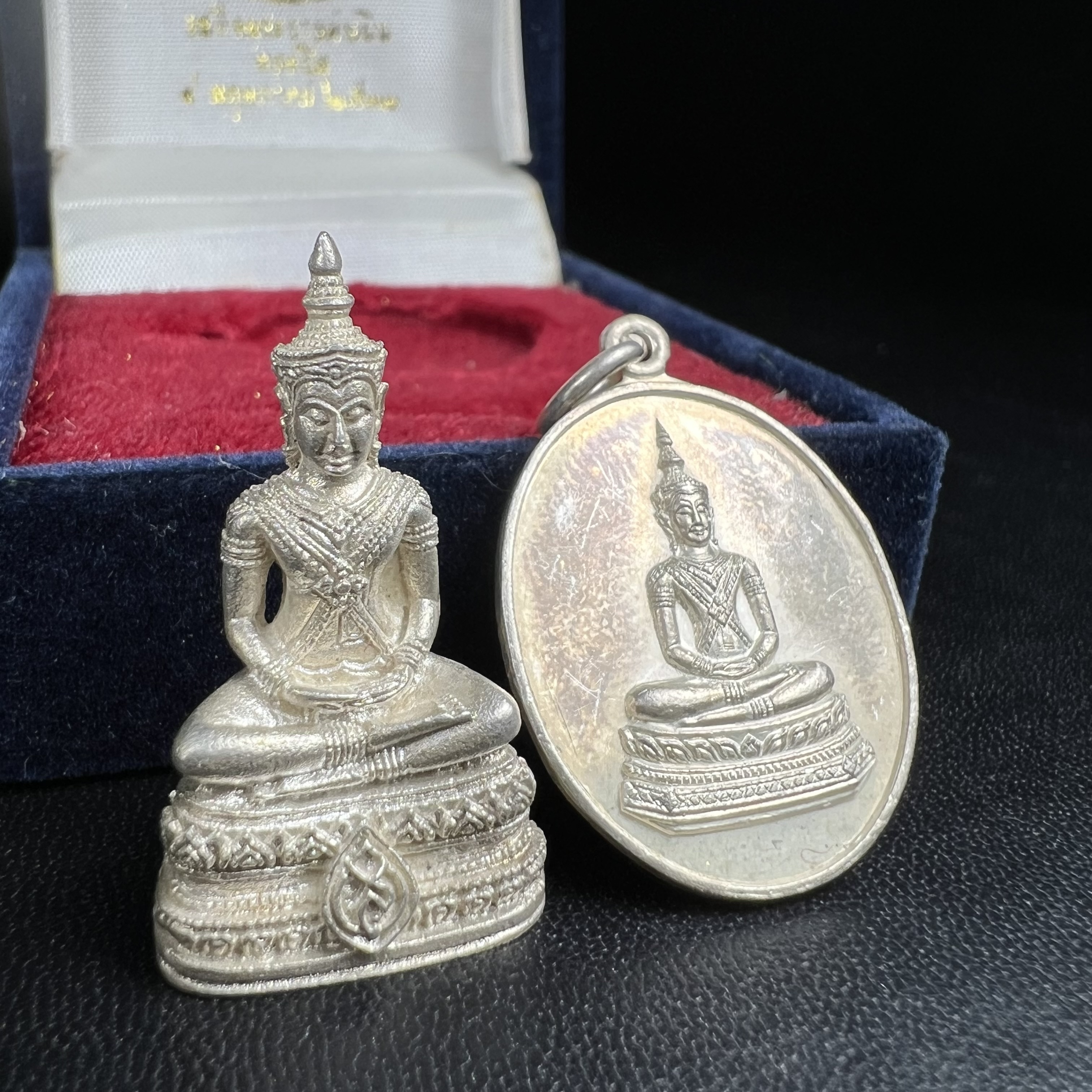 พระวาสนะเวศม์ พร้อมเหรียญ ชุดกรรมการ เนื้อเงิน(หายากพบเจอน้อย) สร้างในโอกาสสมเด็จย่าทรงเปิดสถานสงเคราะห์คนชรา 8 พฤษภาคม ปี 2530 กรมประชาสงเคราะห์จัดสร้าง พิธีปลุกเสก วัดบวรนิเวศวิหาร