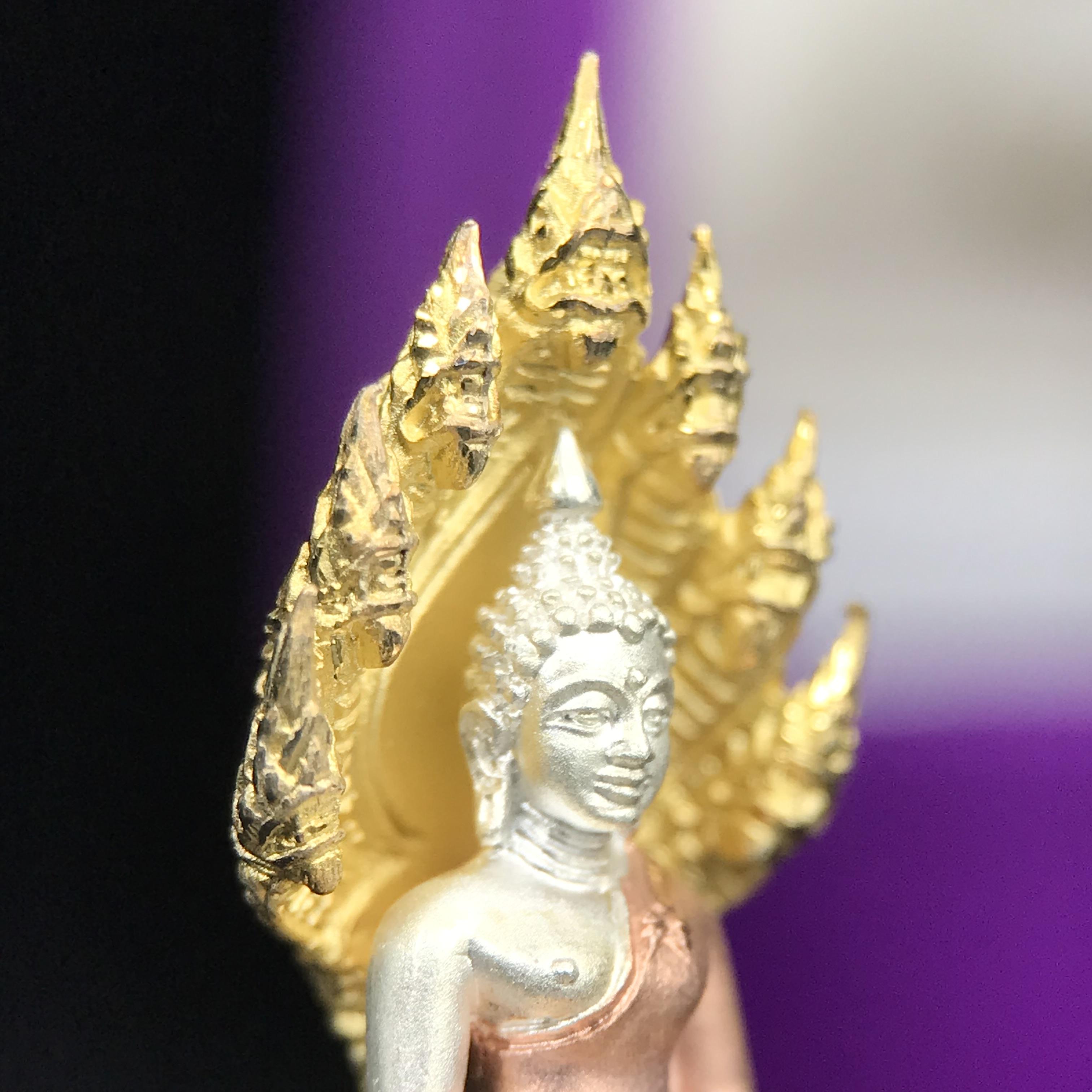 พระนาคปรก สธ. รุ่นสร้างพระอุโบสถเฉลิมพระเกียรติ 4 รอบ 84 พรรษา สมเด็จพระเทพรัตนราชสุดาฯ วัดบวรนิเวศวิหาร ปี 2543 พิมพ์เล็ก เนื้อเงินบริสุทธิ์ ชุบสามกษัตริย์แบบพ่นทรายขัดเงาบางส่วน(สภาพ สวย )พิธีใหญ่ พุทธศิลป์งดงาม หายาก (1 ใน 2999 องค์)