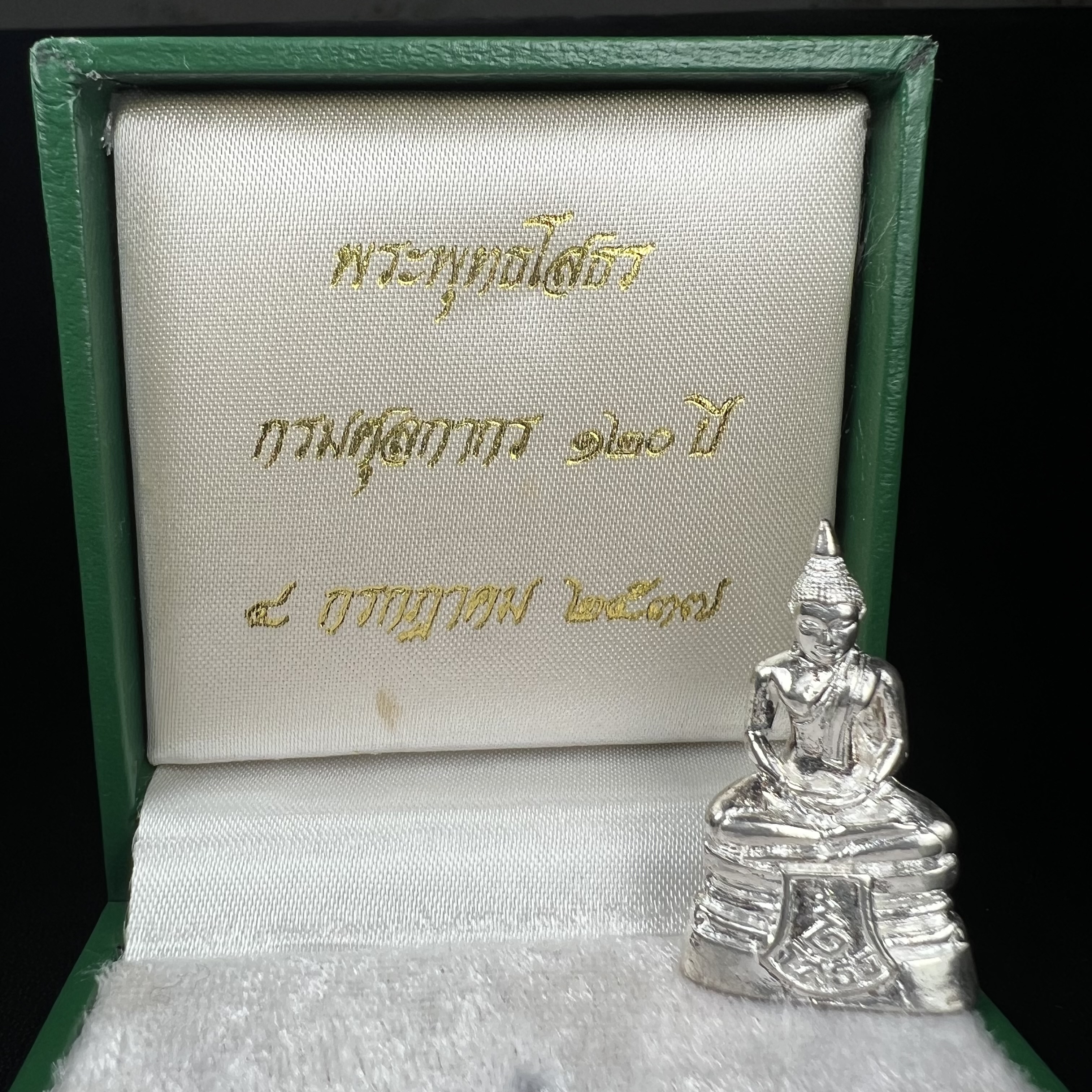 พระพุทธโสธร รุ่น กศก. 120 ปี เนื่องในโอกาสครบ 120 ปี กรมศุลกากร กระทรวงการคลัง จัดสร้าง ปี 2537 เนื้อเงินบริสุทธิ์ 99.9% ผิวขัดเงา(งานบริษัท แพรนด้า จิวเวลรี่)สวยงดงาม ทรงคุณค่า