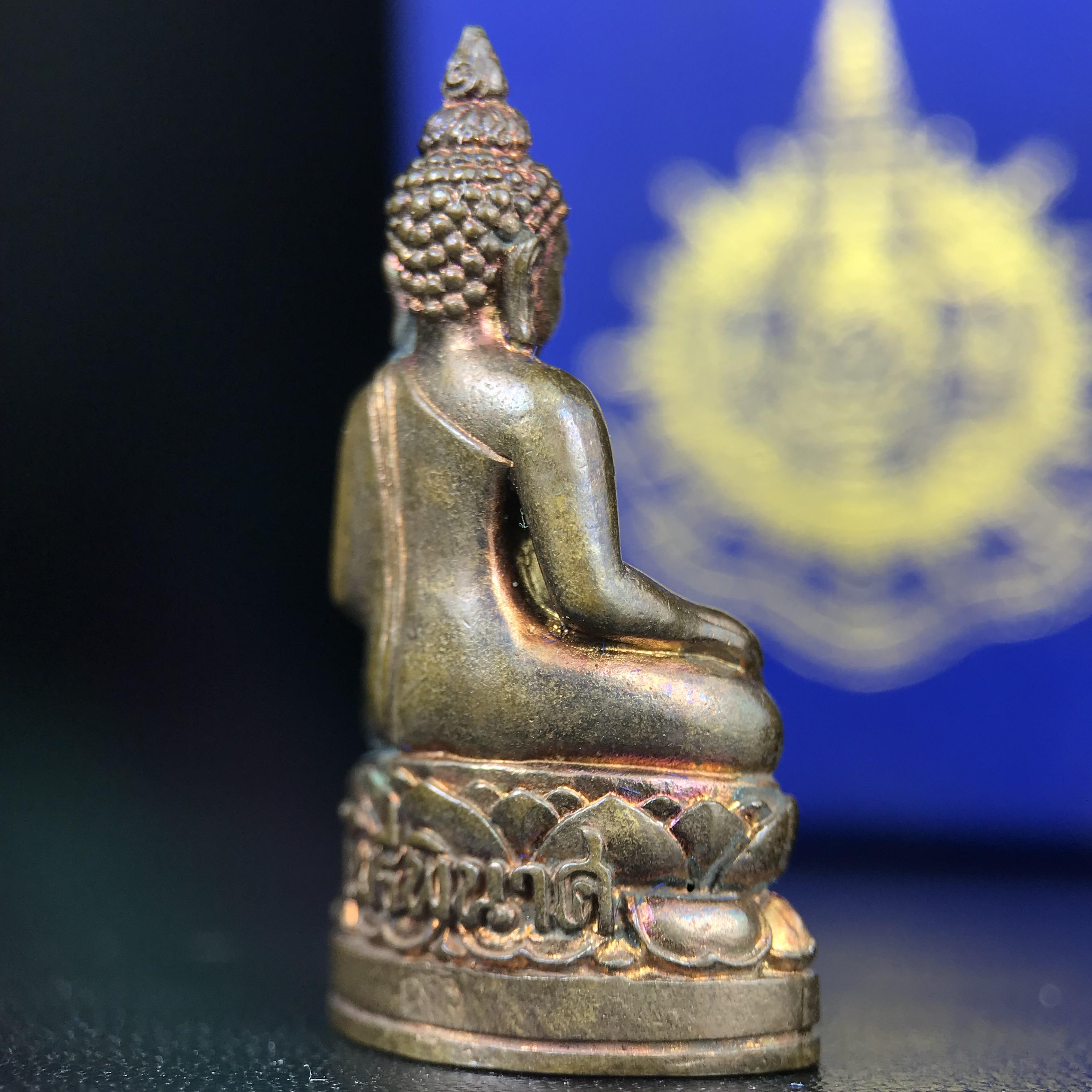 พระกริ่งไพรีพินาศ บรรจุเหล็กไหล ครั้งแรกและครั้งเดียวในประวัติศาสตร์ เฉลิมพระเกียรติ พระบาทสมเด็จพระเจ้าอยู่หัวรัชกาลที่9 พระชนมพรรษา 6 รอบ ปี2542 เนื้อสัมฤทธิ์(บรรจุเหล็กไหล)ดีนอก-ดีใน พิธีใหญ่ มวลสารเด่น (หายาก)