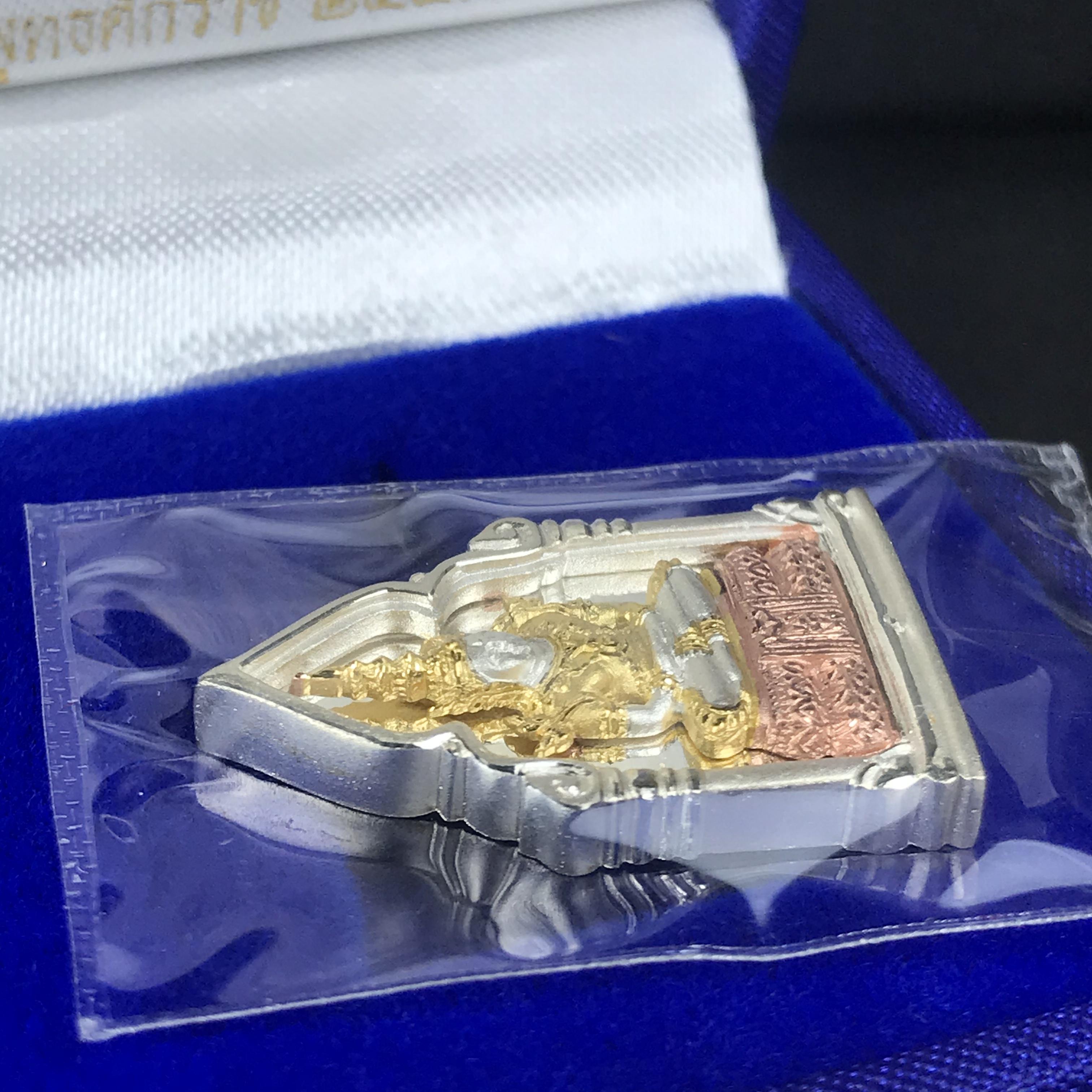 พระพุทธมหามณีรัตนปฎิมากร(พระแก้วมรกต)รุ่น เฉลิมพระเกียรติ วัดพระศรีรัตนศาสดารามราม(วัดพระแก้ว) ปี2543 เนื้อเงินสามกษัตริย์พิมพ์ซุ้มกนกเล็ก สภาพสวยซีนเดิมกล่องครบ