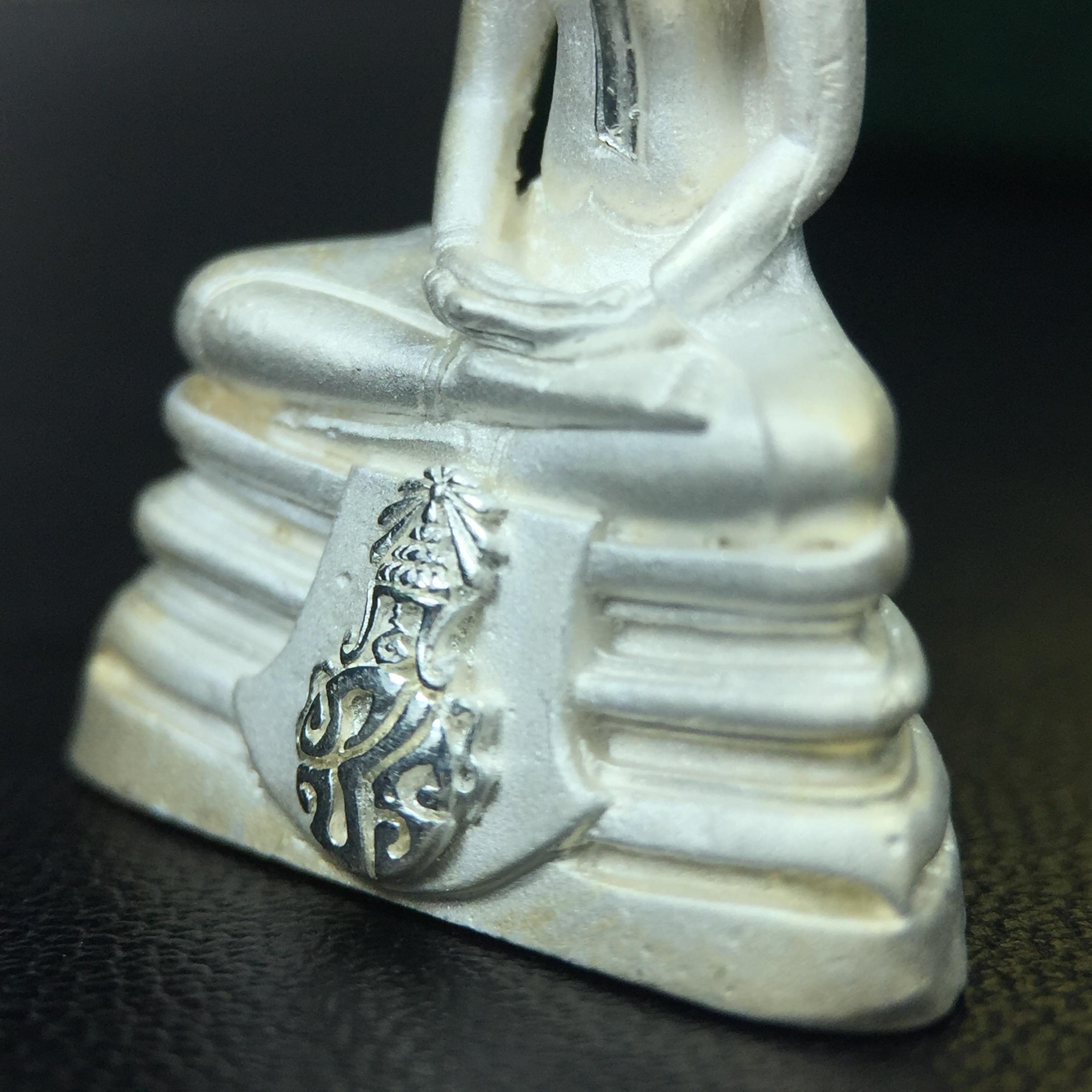 พระพุทธโสธร ภปร. รุ่นย้อนยุค สร้างพระอุโบสถ สมาคมชาวฉะเชิงเทรา จัดสร้าง ปี 2539 วโรกาสครองสิริราชสมบัติครบ 50 ปี เนื้อเงินทรายนวลขัดเงาบางส่วน พร้อมกล่องบรรจุและใบรับรองเดิม