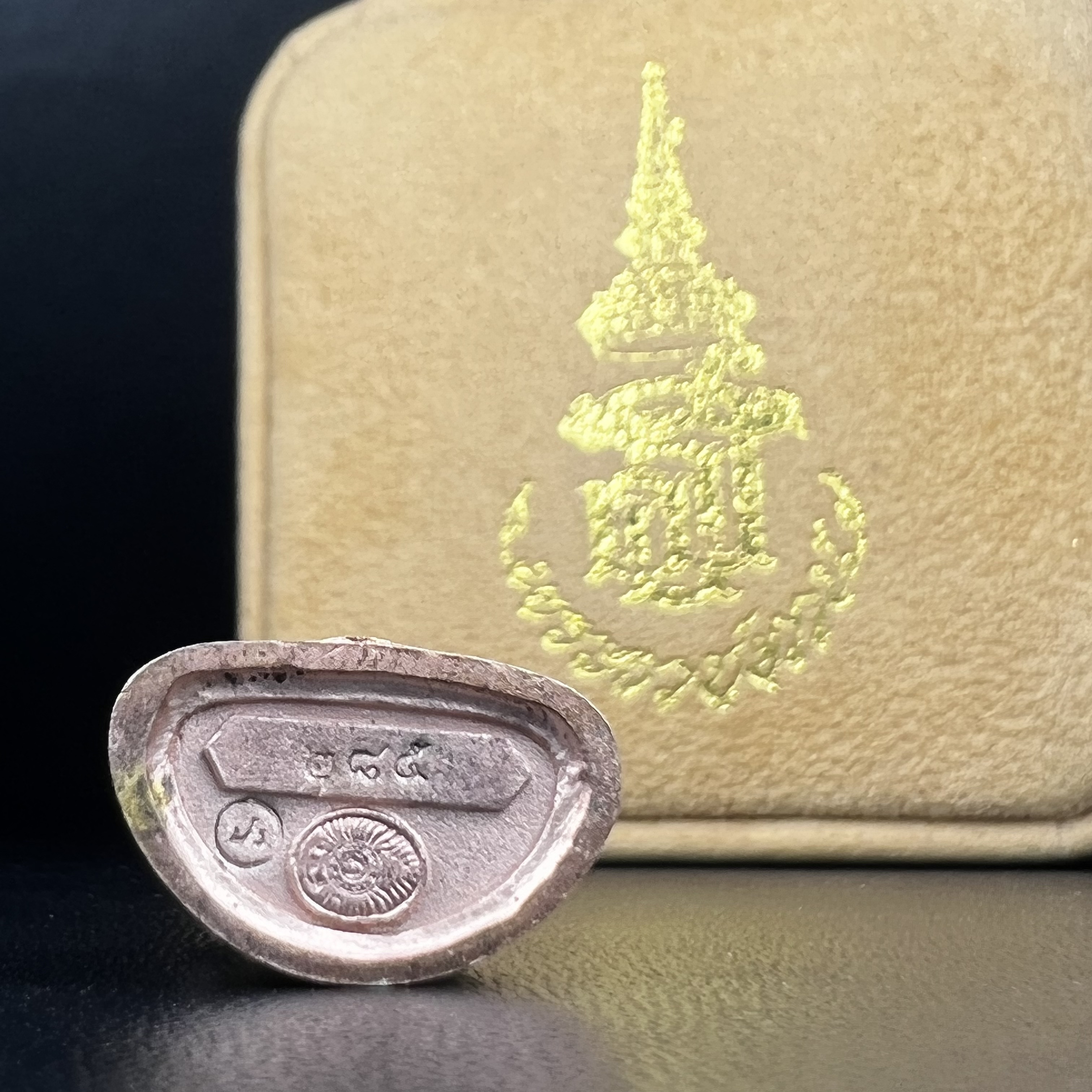 พระกริ่งไพรีพินาศ ครองสิริราชสมบัติครบ 50 ปี พ.ศ.2540 เนื้อเงินสามกษัตริย์ สวย ครบ สมบูรณ์ ชุดพระราชทาน(หายาก)