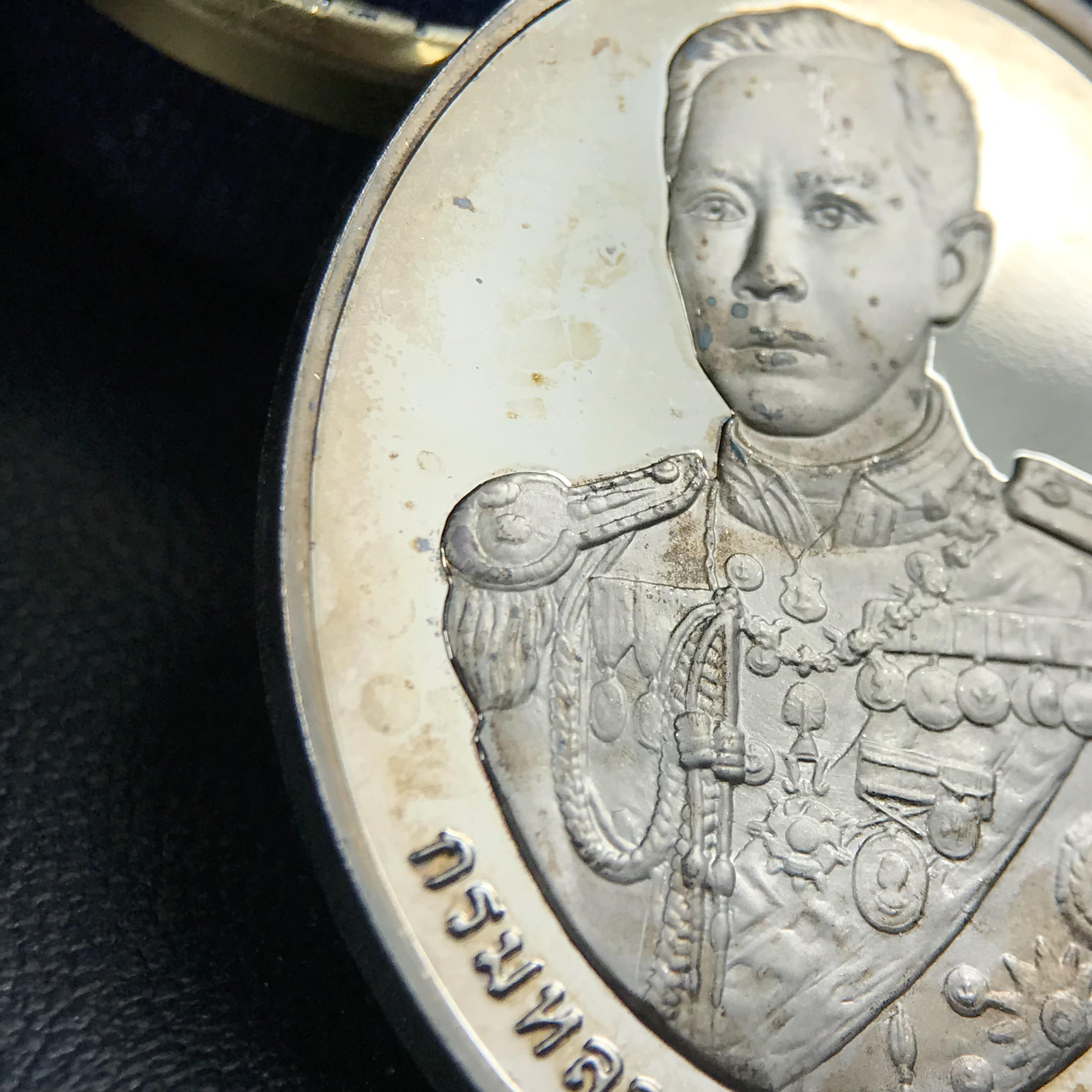 เหรียญหลวงพ่อเงิน – กรมหลวงชุมพรฯ วัดบางคลาน เหรียญไข่สองหน้า เนื้อเงิน 99.99% ขัดเงา ขนาดสูง 3.1 ซม. ประกอบพิธีมหาพุทธาภิเษก ณ อุโบสวัดหิรัญญาราม(วังตะโก) บางคลาน จ.พิจิตร เมื่อวันอังคารที่ 3 มี.ค.2541( เหรียญออกโดยโรงงานกษาปณ์ เพิร์ธ ประเทศออสเตรเลีย )