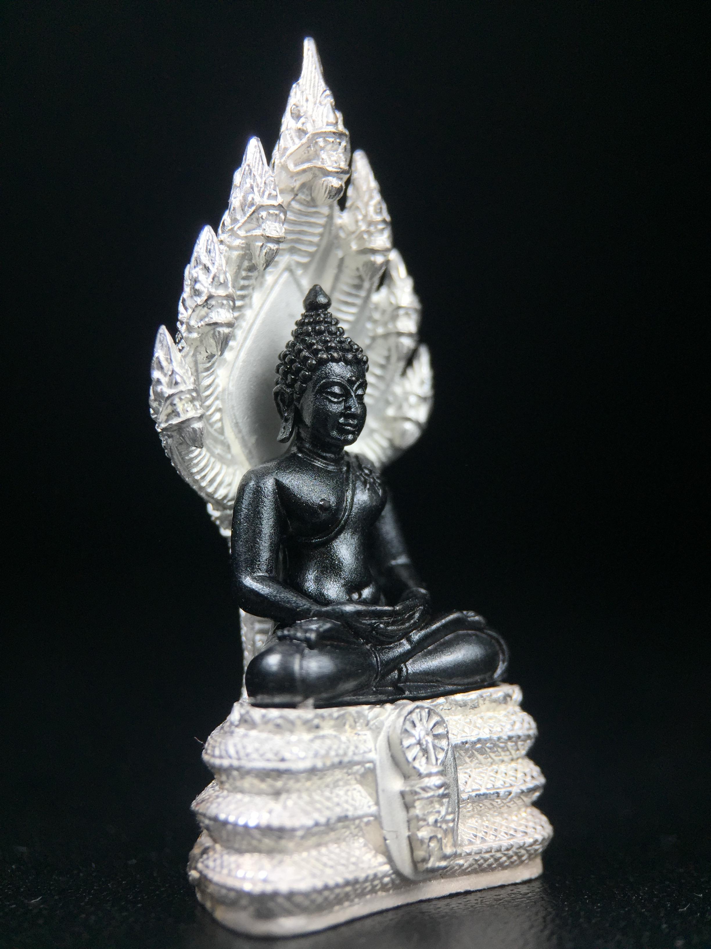 พระนาคปรก สธ. รุ่นสร้างพระอุโบสถเฉลิมพระเกียรติ 4 รอบ 84 พรรษา สมเด็จพระเทพรัตนราชสุดาฯ วัดบวรนิเวศวิหาร ปี 2543 พิมพ์ใหญ่ องค์พระเนื้อนวโลหะ ฐานนาคปรกเนื้อเงิน(สภาพ สวย )พิธีใหญ่ พุทธศิลป์งดงาม หายาก(องค์หมายเลขสวย ๘๓๕) (1 ใน 1999 องค์)