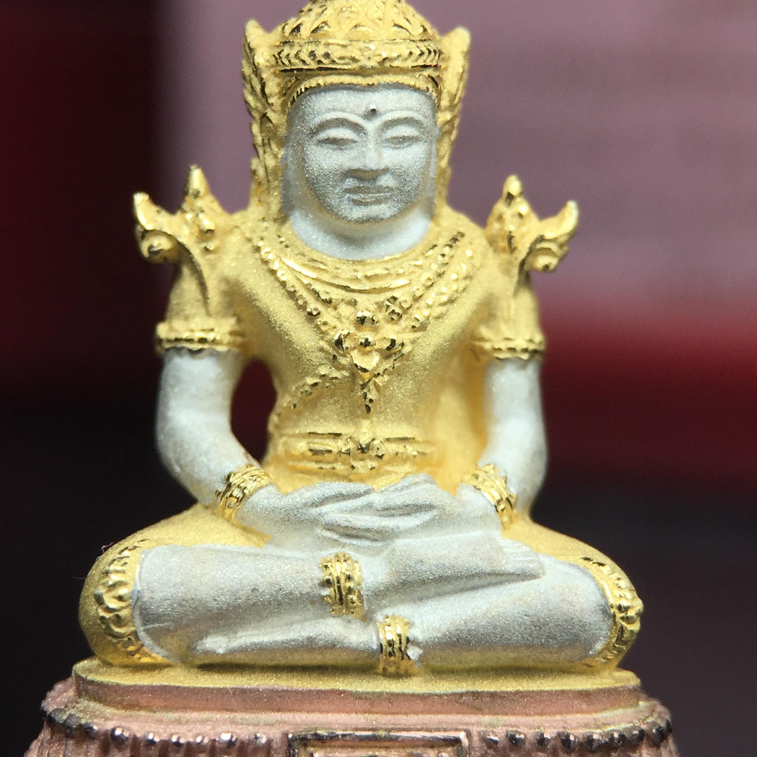 พระแก้วมรกต ภปร.(รุ่นแรก) ปี2545 จัดสร้างในมหาวโรกาส พระบาทสมเด็จพระเจ้าอยู่หัวรัชกาลที่ 9 ครบรอบ 75 พรรษา และฉลองกรุงรัตนโกสินทร์ครบ 220 ปี พิมพ์ลอยองค์ใหญ่ เนื้อเงินบริสุทธิ์ 92.5%(สามกษัตริย์) ขนาด 19*35 มม. พร้อมกล่อง สวยครบสมบูรณ์(องค์หมายเลข ๑๗๒๐)