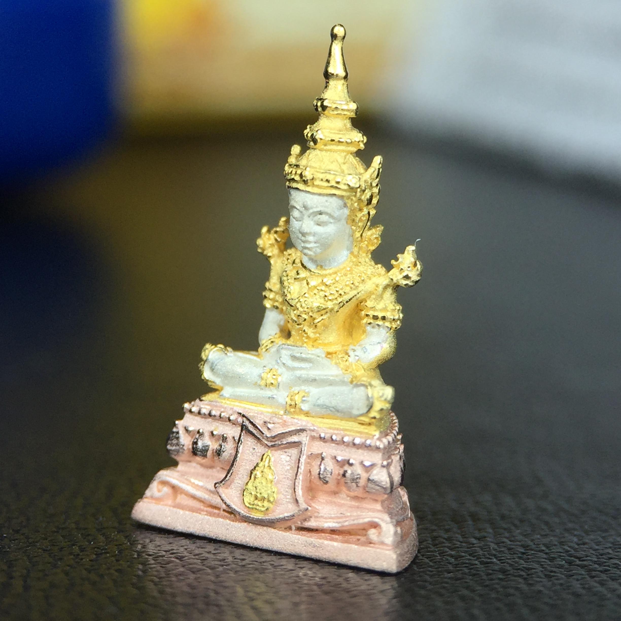 พระแก้วมรกต(จำลอง)ลอยองค์ ขนาดหน้าตัก 1/4 นิ้ว ทรงเครื่องฤดูร้อน เนื้อเงินสามกษัตริย์ ตราสัญลักษณ์ฉลองสิริราชสมบัติครบ 60 ปี พ.ศ.2549(สภาพสวย ครบ สมบูรณ์)