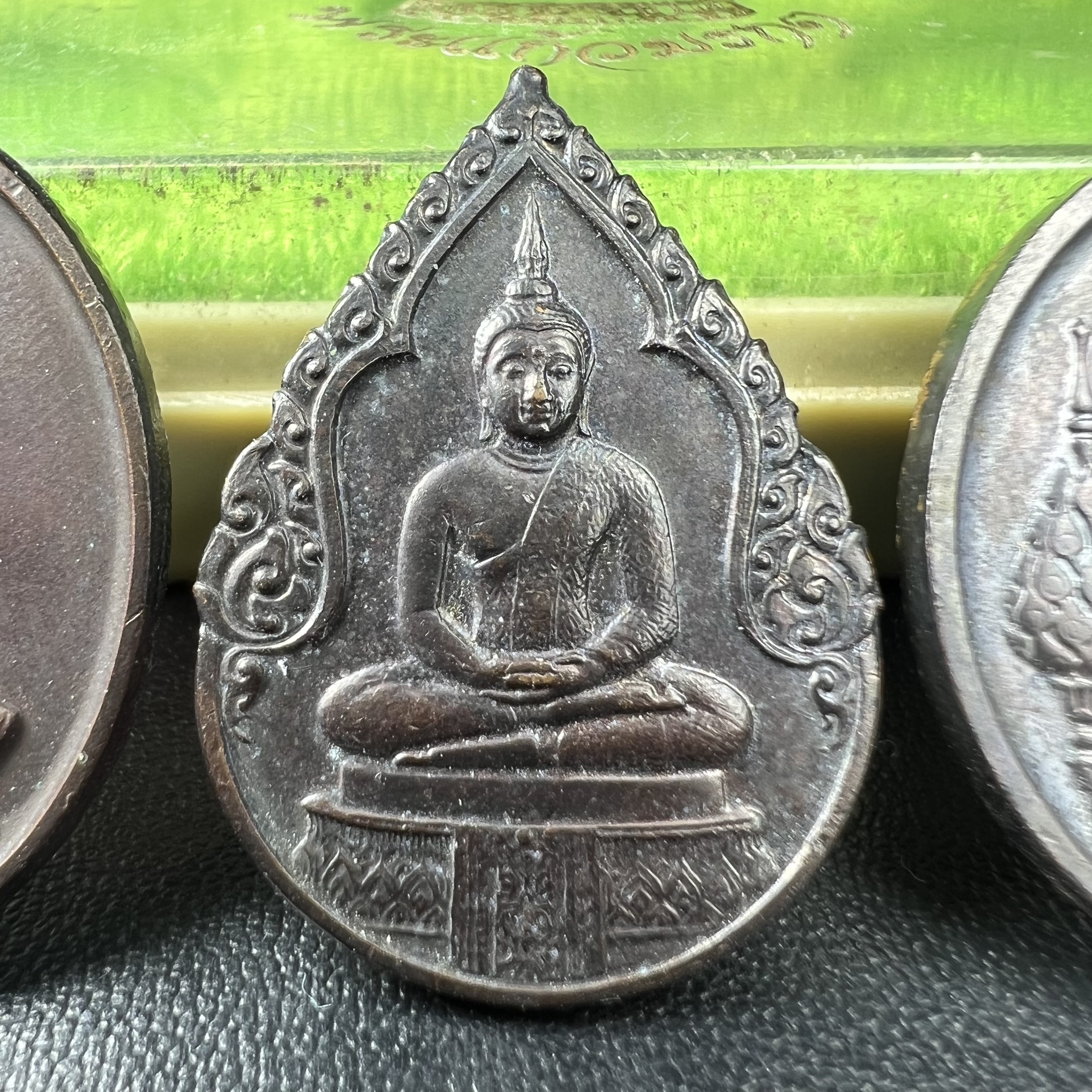 เหรียญพระแก้วมรกตหลัง ภปร. ฉลองกรุงรัตนโกสินทร์ครบ 200 ปี พ.ศ.2525 เนื้อทองแดงกล่องบรรจุเดิมครบ3พิมพ์(บล็อกพระราชศรัธา)(ในหลวงรัชกาลที่9 เสด็จในพิธี)