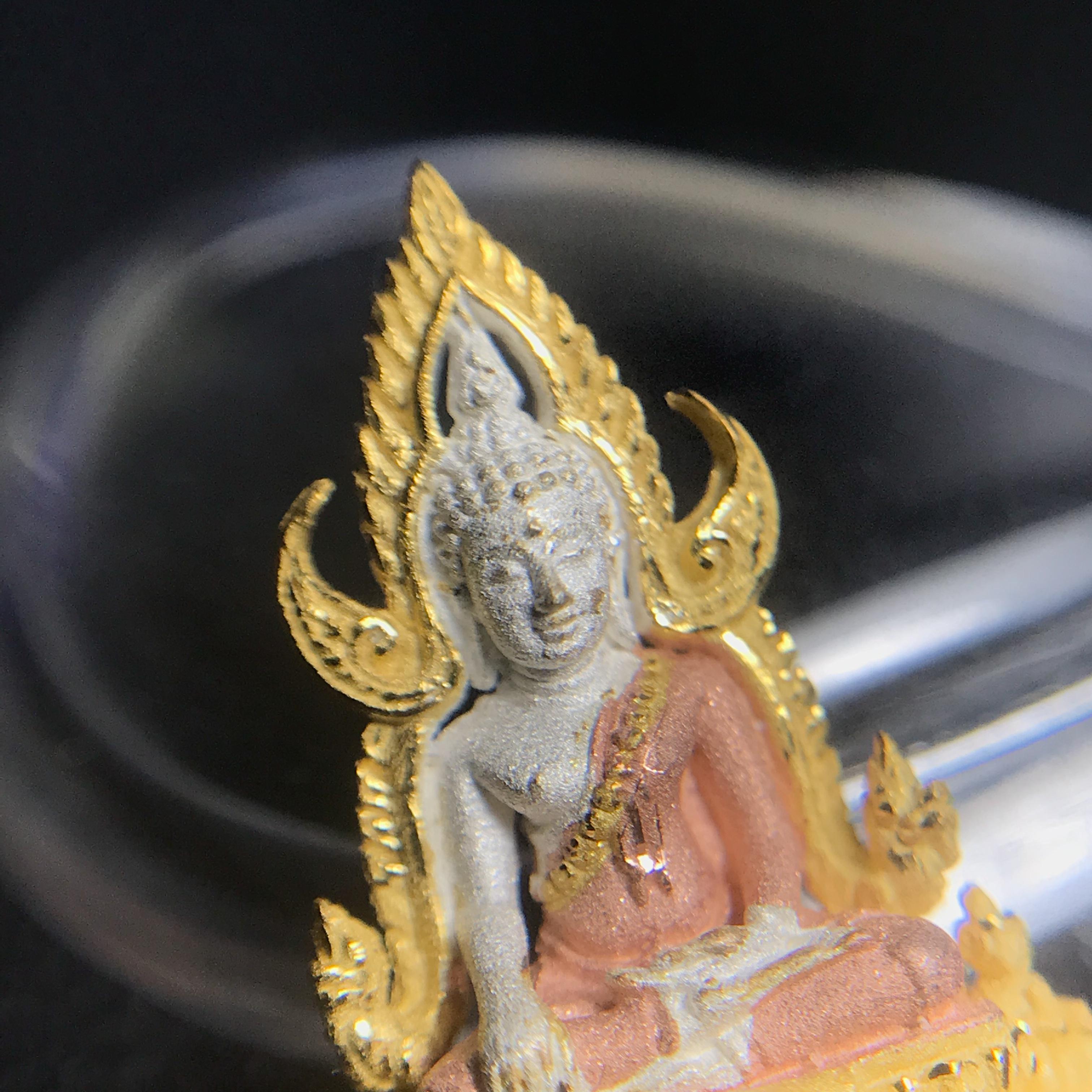 พระพุทธชินราช ภปร. โครงการ เพราะแผ่นดินนี้คือแผ่นดินเกิด เนื้อเงินชุบสามกษัตริย์ ปี2551 ขนาดหน้าตัก1/4นิ้ว (สวยงามหายาก)