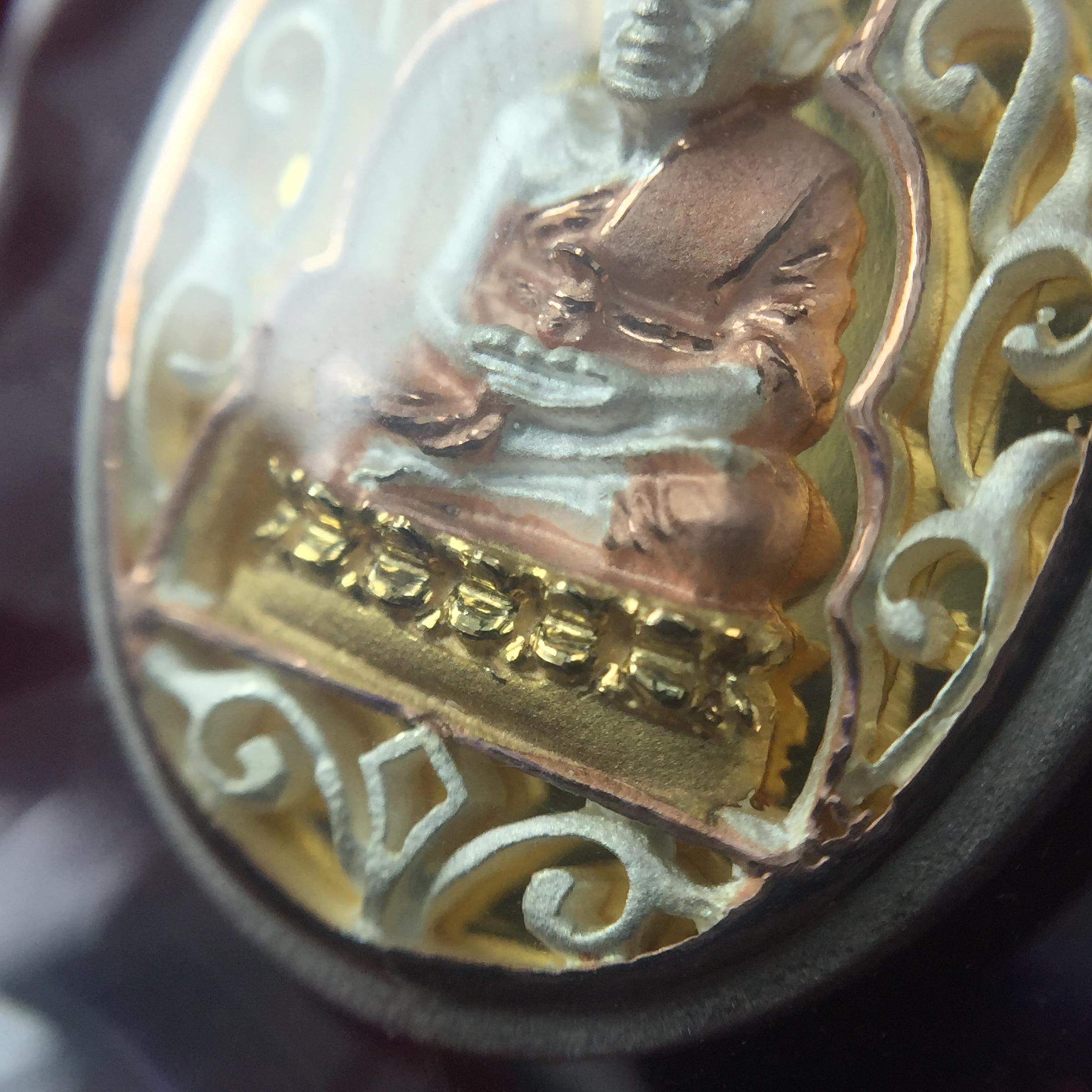 เหรียญหลวงพ่อทวด รุ่นมงคลบารมี วัดประสาทบุญญาวาส ปี 2545 เนื้อเงินสามกษัตริย์ พิมพ์ทรงรูปไข่เล็ก(ขนาด 2.0*1.8 ซม.)ฉลุลายฉากพี้นหลังสีทองสวยงาม ตอกโค๊ตมีหมายเลข พร้อมกล่องบรรจุเดิม