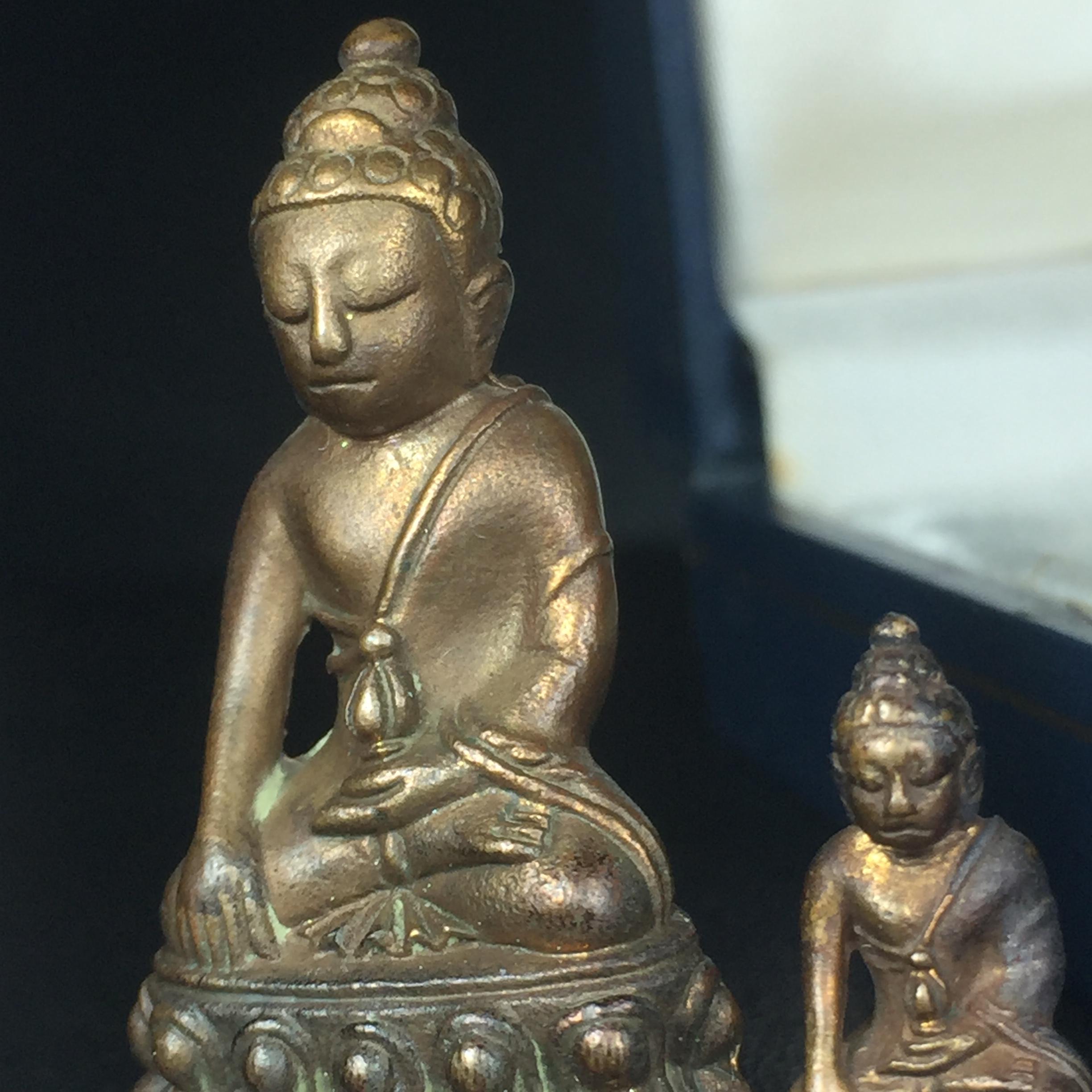 พระกริ่ง-พระชัยวัฒน์ รุ่นศิริสมบัติ อายุสมมงคล 72ปี สมเด็จพระญาณสังวร วัดบวรนิเวศวิหาร ปี 2528 เนื้อสัมฤทธิ์โลหะผสม(ตอกโค๊ด) (สุดยอดชนวนมาลสารรุ่นยอดนิยมที่นำมาจัดสร้าง)พร้อมกล่องบรรจุเดิมครบ รุ่นนี้สร้างน้อย หายาก สภาพสวยมาก