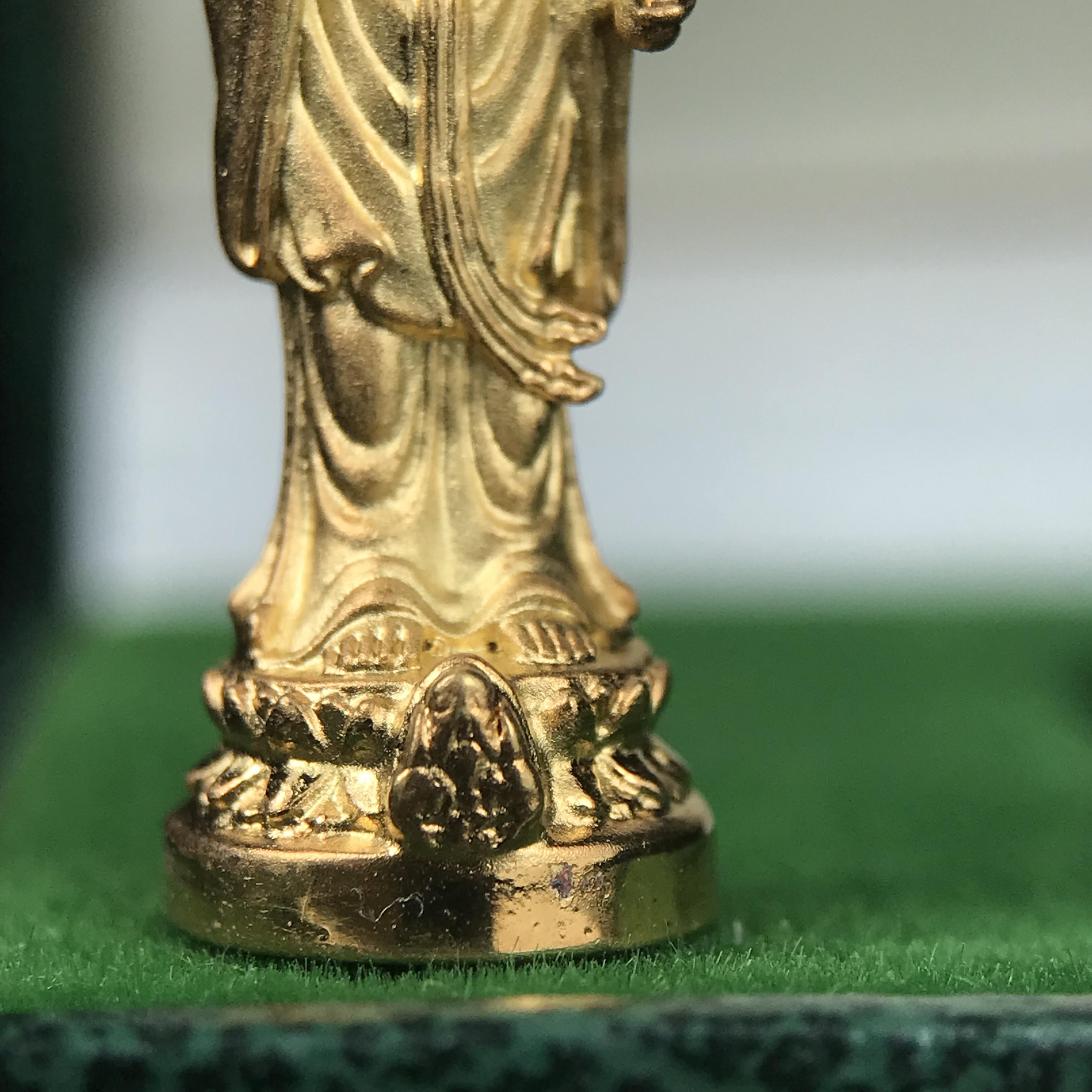 พระโพธิสัตว์อวโลกิเตศวร (เจ้าแม่กวนอิม) รุ่นฉลองปีกาญจนาภิเษก ปี 2540 เนื้อชุบทอง กะไหล่ทอง พ่น ทราย(สวยดุจทองคำ) เทศบาลนครหาดใหญ่จัดสร้างถวายเฉลิมพระเกียรติพระบาทสมเด็จพระเจ้าอยู่หัวทรงครองสิริราชสมบัติครบ 50 ปี(สภาพสวยเดิมพร้อมกล่องบรรจุเดิม)หายาก