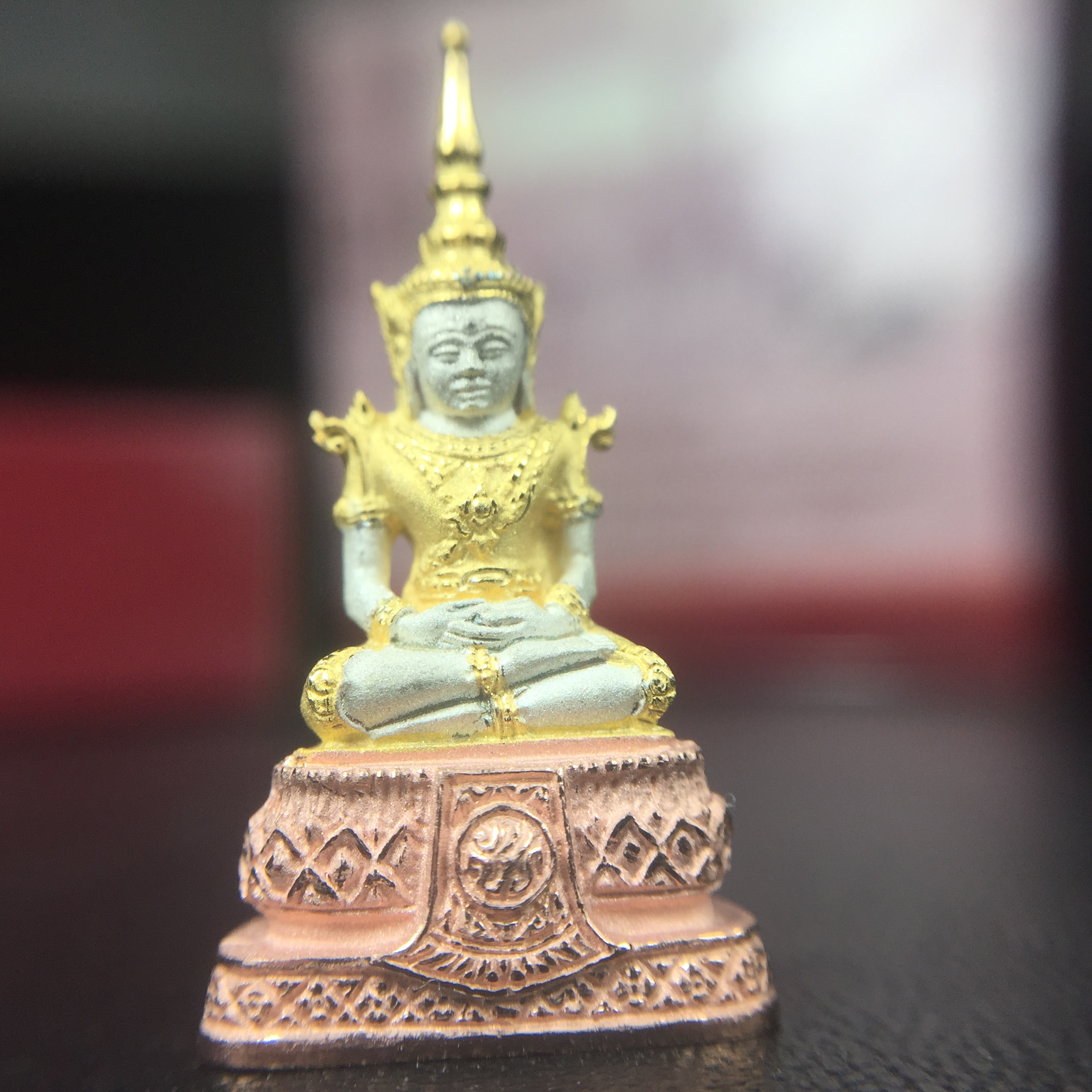 พระแก้วมรกต ภปร.(รุ่นแรก) ปี2545 รุ่นฉลองกรุงรัตนโกสินทร์ครบ 220 ปี เนื้อเงินสามกษัตริย์ พิมพ์เล็ก หล่อลอยองค์
