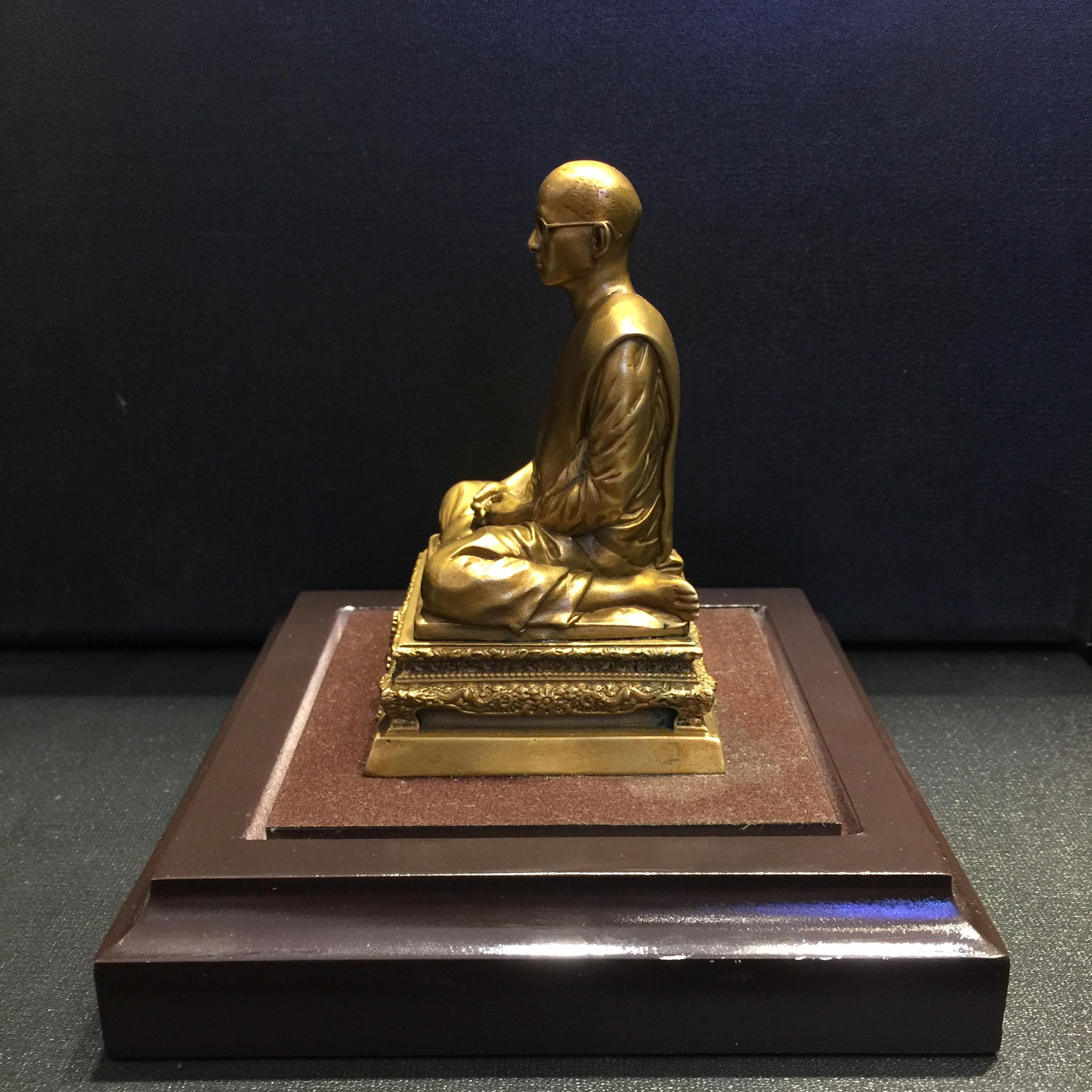 พระบรมรูปพระบาทสมเด็จพระเจ้าอยู่หัวทรงผนวช กำลังแผ่นดิน ปี2554