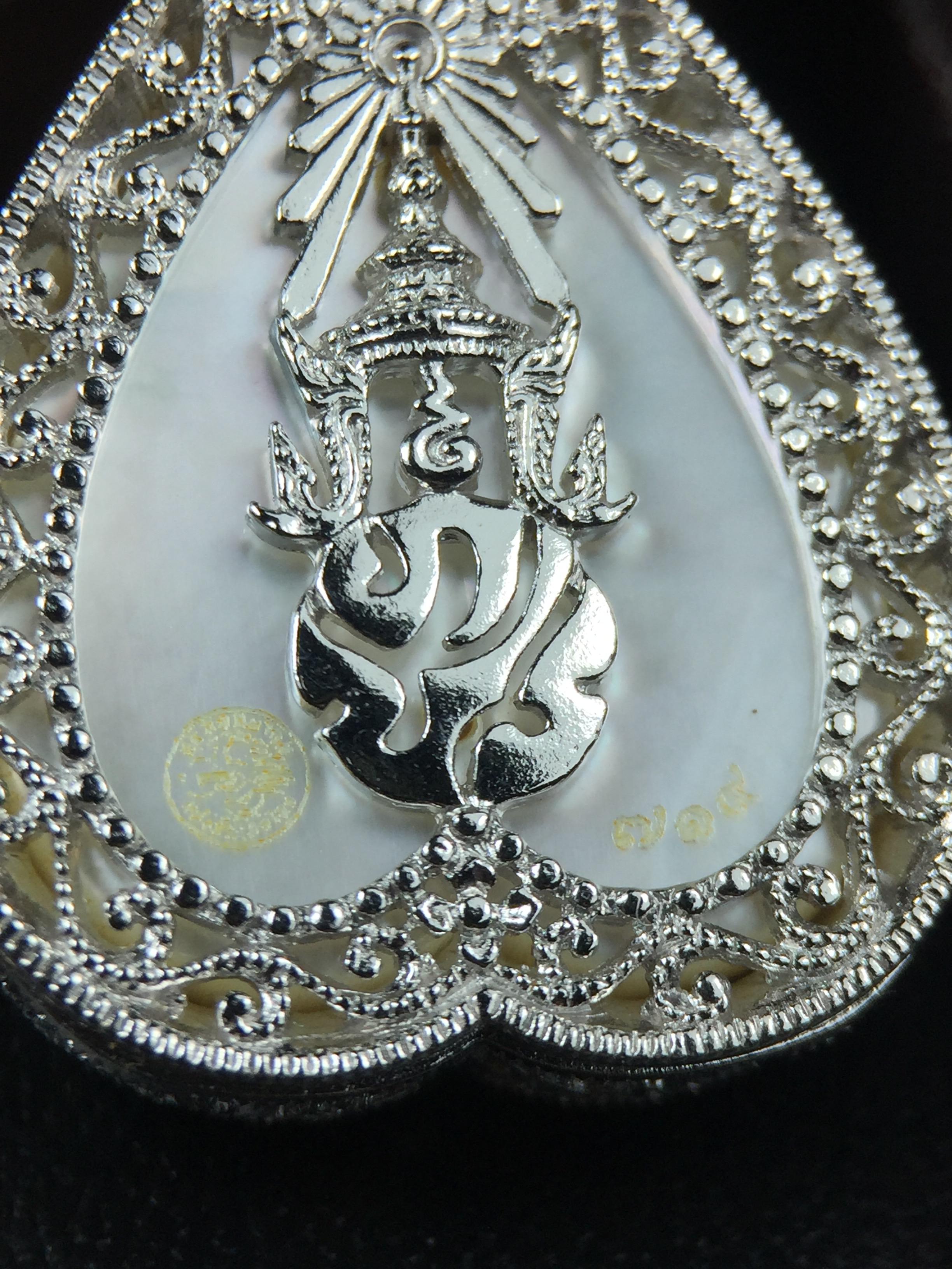 พระพุทธชินราช ภปร. โครงการ "เพราะแผ่นดินนี้ คือ แผ่นดินเกิด" ปี2548(รุ่นแรก) เหรียญทรงใบโพธิ์ ขนาด 21 x 29 มม. เนื้อเงินสามกษัตริย์ องค์พระชุบสามกษัตริย์ ล้อมด้วยกรอบเงินชุบทองคำขาวสลักเสลาเป็นลวดลายละเอียดอ่อน ส่วนพื้นองค์พระเป็นเปลือกหอยมุข