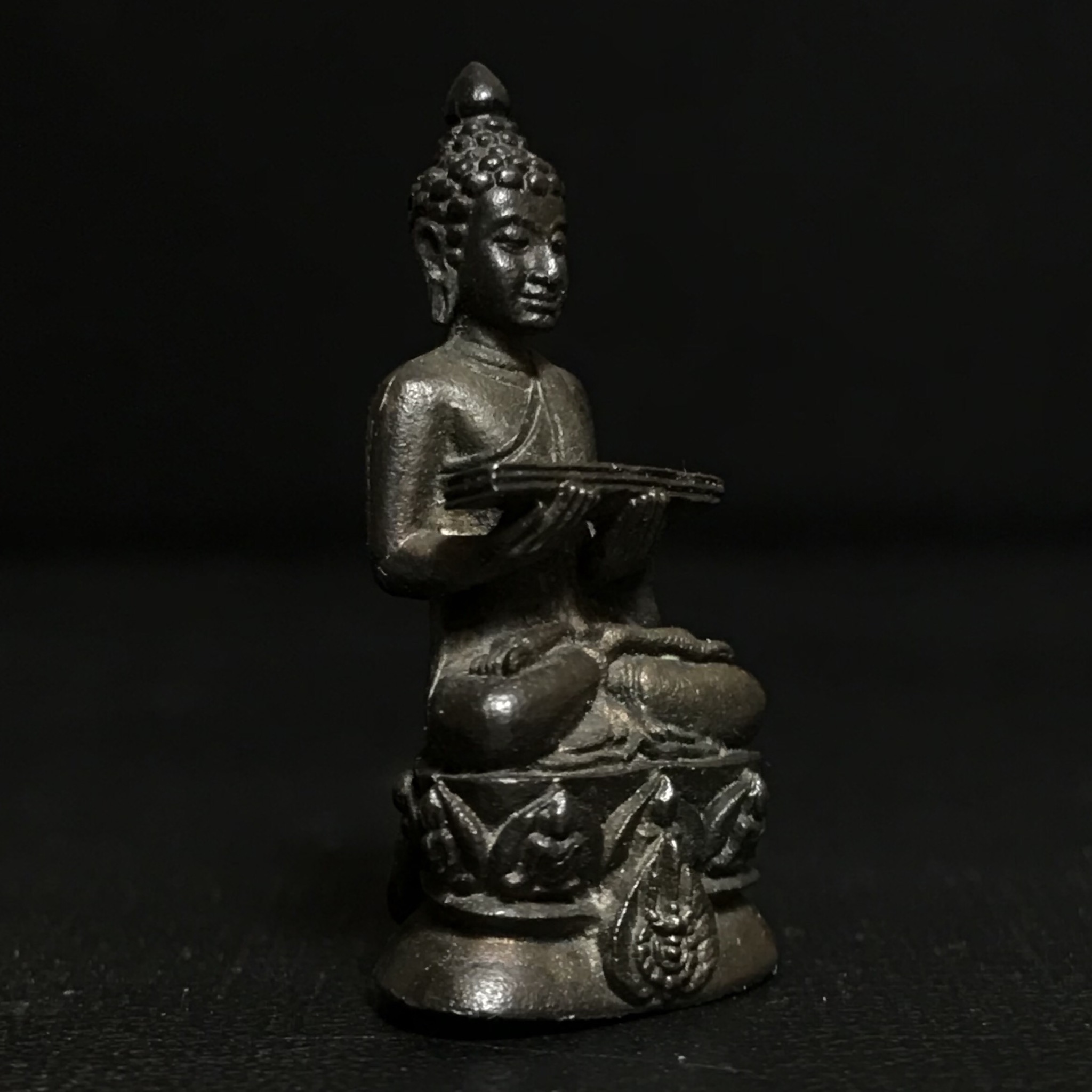 พระกริ่งปรมานุชิตชิโนรส วัดพระเชตุพนวิมลมังคลาราม(วัดโพธิ์) ปี2533 เนื้อนวโลหะ ( ในหลวงรัชกาลที่9เสด็จเททอง)