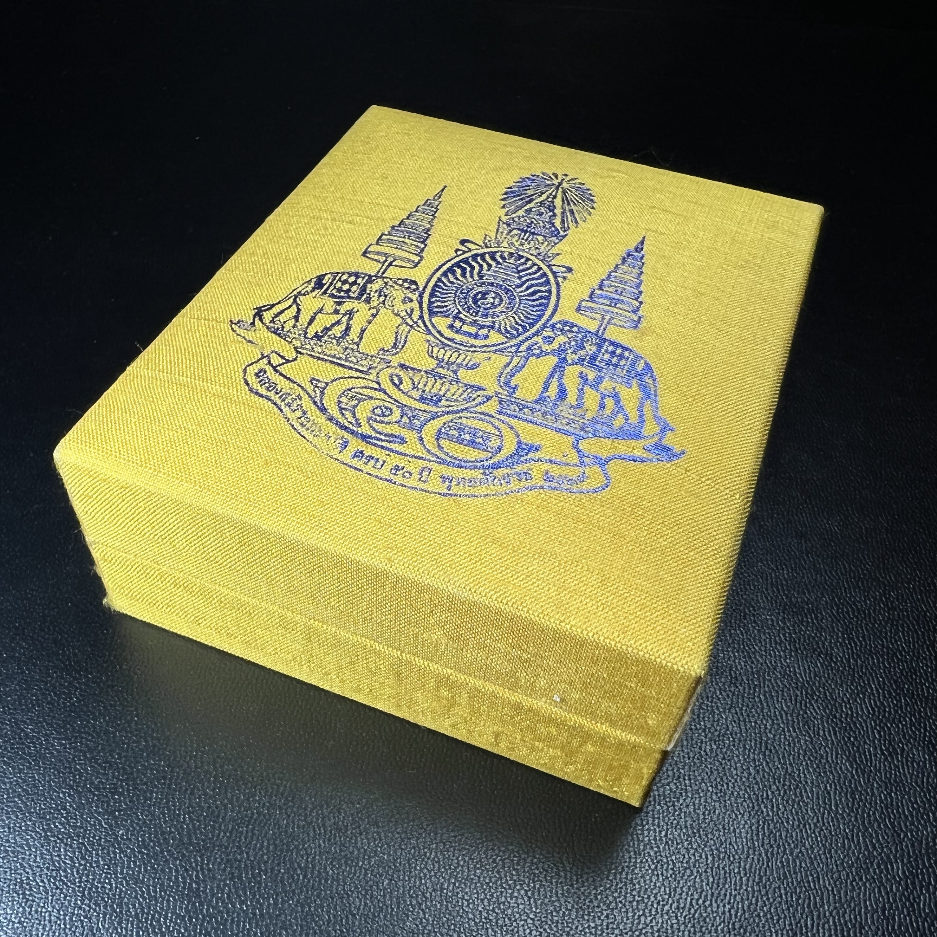 เหรียญพระพิฆเนศวร ญสส. ชุดกาญจนาภิเษกครองราชย์ 50 ปี พุทธศักราช 2538 พิมพ์ใหญ่(2.9 ซม.) เนื้อเงินผิวเดิมกลับดำขึ้นสีรุ้งเข้มขลังงดงามธรรมชาติสร้างสรรค์ สภาพสวยเดิมพร้อมกล่องบรรจุเดิม ตอกโค๊ดหมายเลขกำกับ(1ใน 5539องค์)