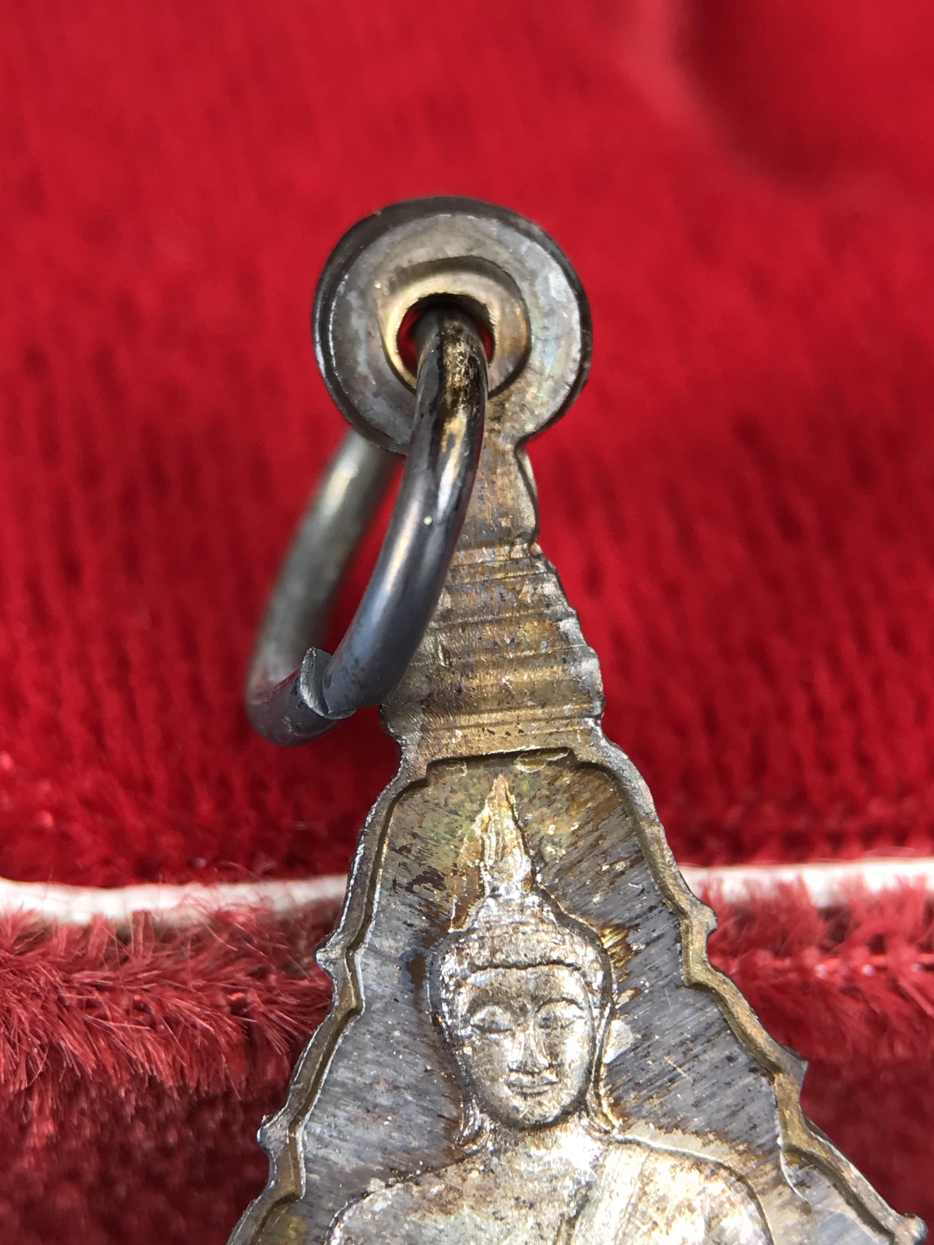 เหรียญพระพุทธญาณนเรศวร์ รุ่นแรก หลังพระปรมาภิไธย ภปร.และ สก.วัดญาณสังวราราม จ.ชลบุรี ปี 2527 เนื้อเงิน(ผิวเดิม ขึ้นรุ้งผิวน้ำทองกระจายทั่วเหรียญสวยมาก)ขนาด 2.3 x 3.8 ซม. พร้อมกล่องเดิม สมเด็จพระญาณสังวร ประธานในพิธีมหาพุทธาภิเษก(เนื้อเงินพบเจอน้อย หายาก)