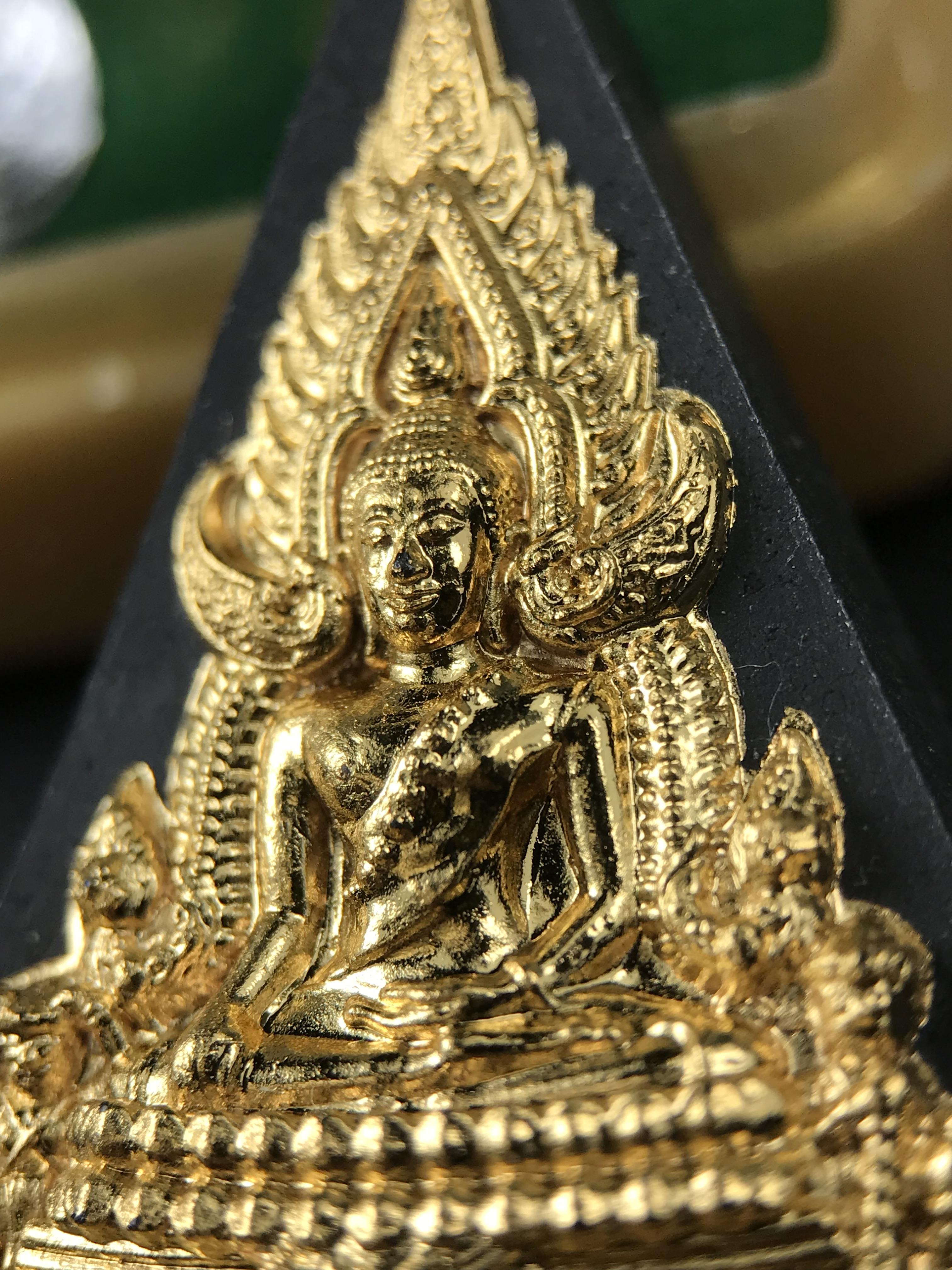 พระพุทธชินราช ภปร. 84พรรษา เนื้อผงปิดทองด้านหน้า หลัง ภ.ป.ร. เนื้อทองคำ(2.6 กรัม) (พระราชทานมวลสาร จิตรลดาและเส้นพระเจ้า(เส้นผม)ในหลวงรัชกาลที่9)พุทธศิลป์ทรงคุณค่าอีกหนึ่งรุ่นยอดนิยม(องค์หมายเลข ๑๑๐๙)1 ใน 3000 องค์ หายาก