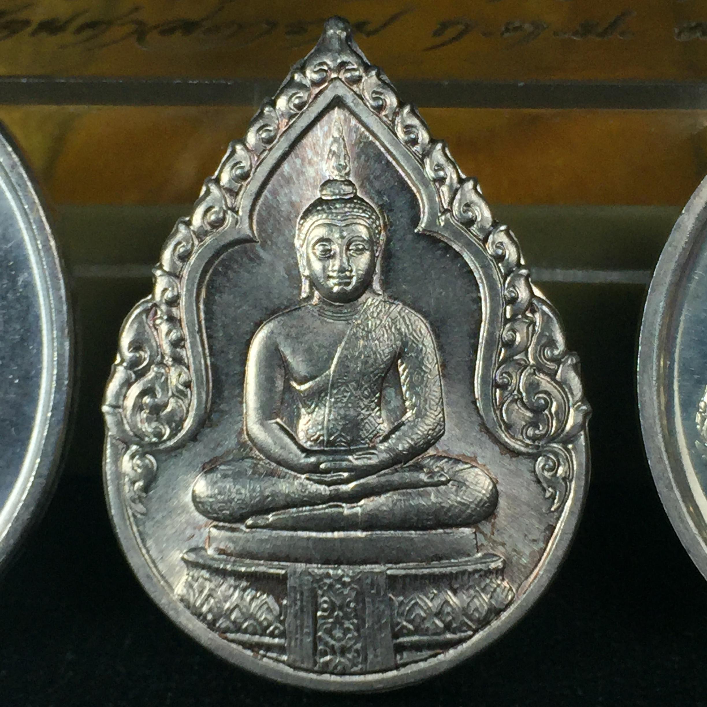 เหรียญพระแก้วมรกตหลัง ภปร ฉลองกรุงรัตนโกสินทร์ครบ 200 ปี พ.ศ.2525 เนื้อเงินกล่องบรรจุเดิมครบ3พิมพ์(บล็อกแรกไม่มีพระราชศรัธา)(ในหลวงรัชกาลที่9 เสด็จในพิธี)