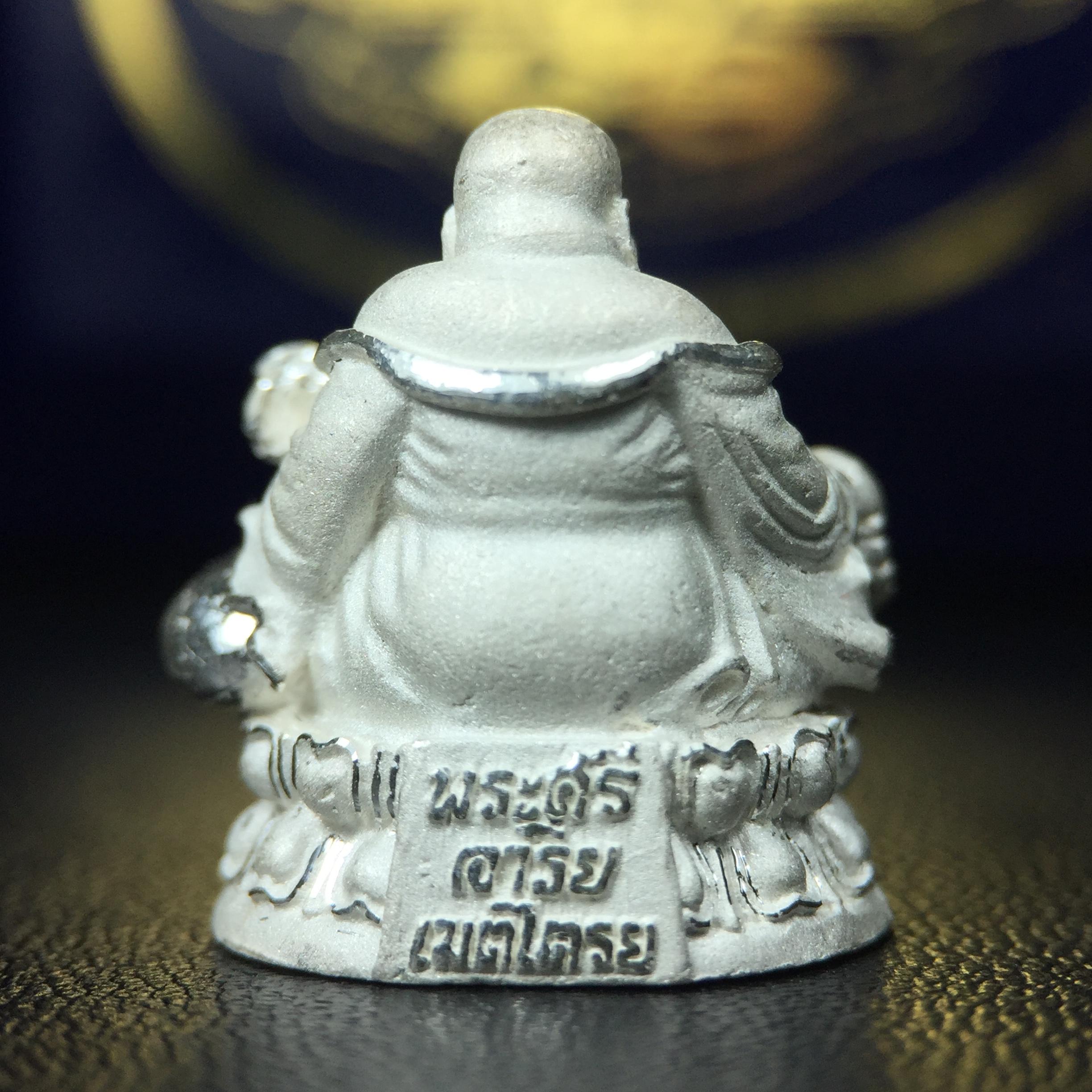 รูปหล่อลอยองค์ พระศรีอริยะเมตตรัยโพธิสัตว์(พระสังกัจจายน์)เนื้อเงินพ่นทรายขัดเงาบางส่วน โครงการสร้าง พระศรีอริยะเมตตรัยมหาโพธิสัตว์ น้อมถวายพระบาทสมเด็จพระเจ้าอยู่หัว ทรงครองศิริราชสมบัติครบ 50 ปี มหาพุทธาภิเษก วันที่ 6 เมษายน 2540 วัดโพธิ์แมนคุณาราม