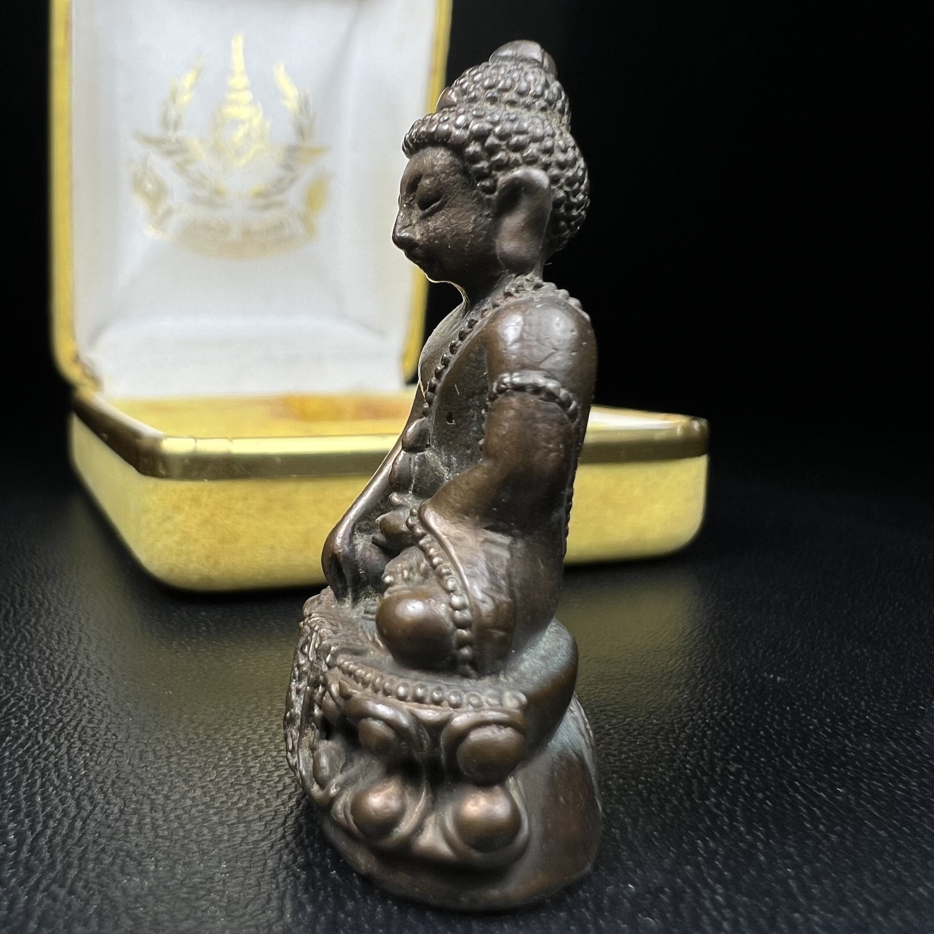 วัตถุมงคลคุ้มเกล้าฯ มหามงคลเฉลิมพระชนมพรรษา 6 รอบ รัชกาลที่ 9 ชุดพิเศษกรรมการ(หายาก) (ในหลวงรัชกาลที่9 ทรงจุดไฟพระฤกษ์และเททอง พิธีใหญ่)ยอดนิยมหายาก