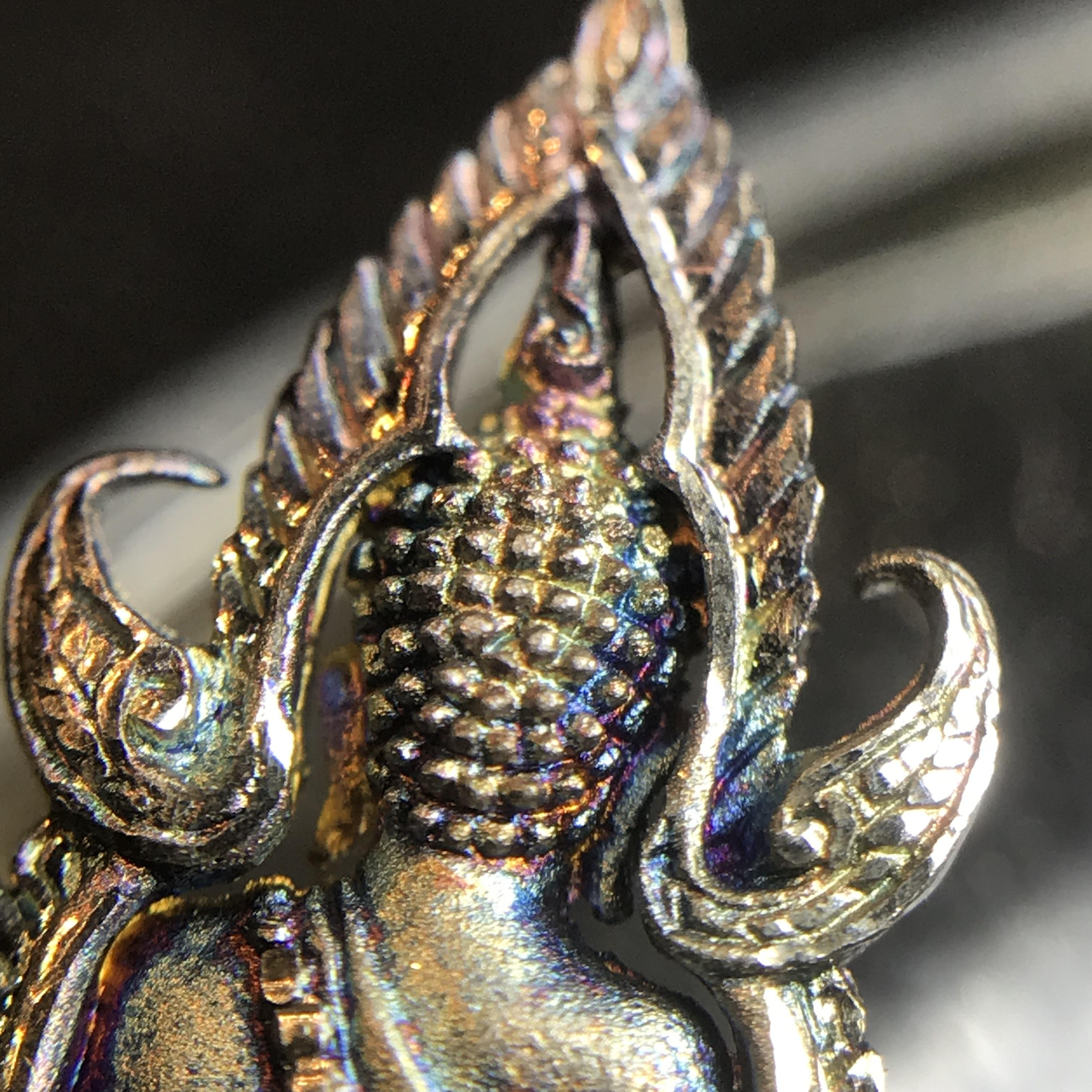 พระพุทธชินราช(จำลอง) ภปร 84 พรรษา เนื้อเงินชุบทองคำขาว พิมพ์เล็กขนาดหน้าตัก 1/4 นิ้ว สภาพผิวเดิมขึ้นผิวรุ้งสวยงาม