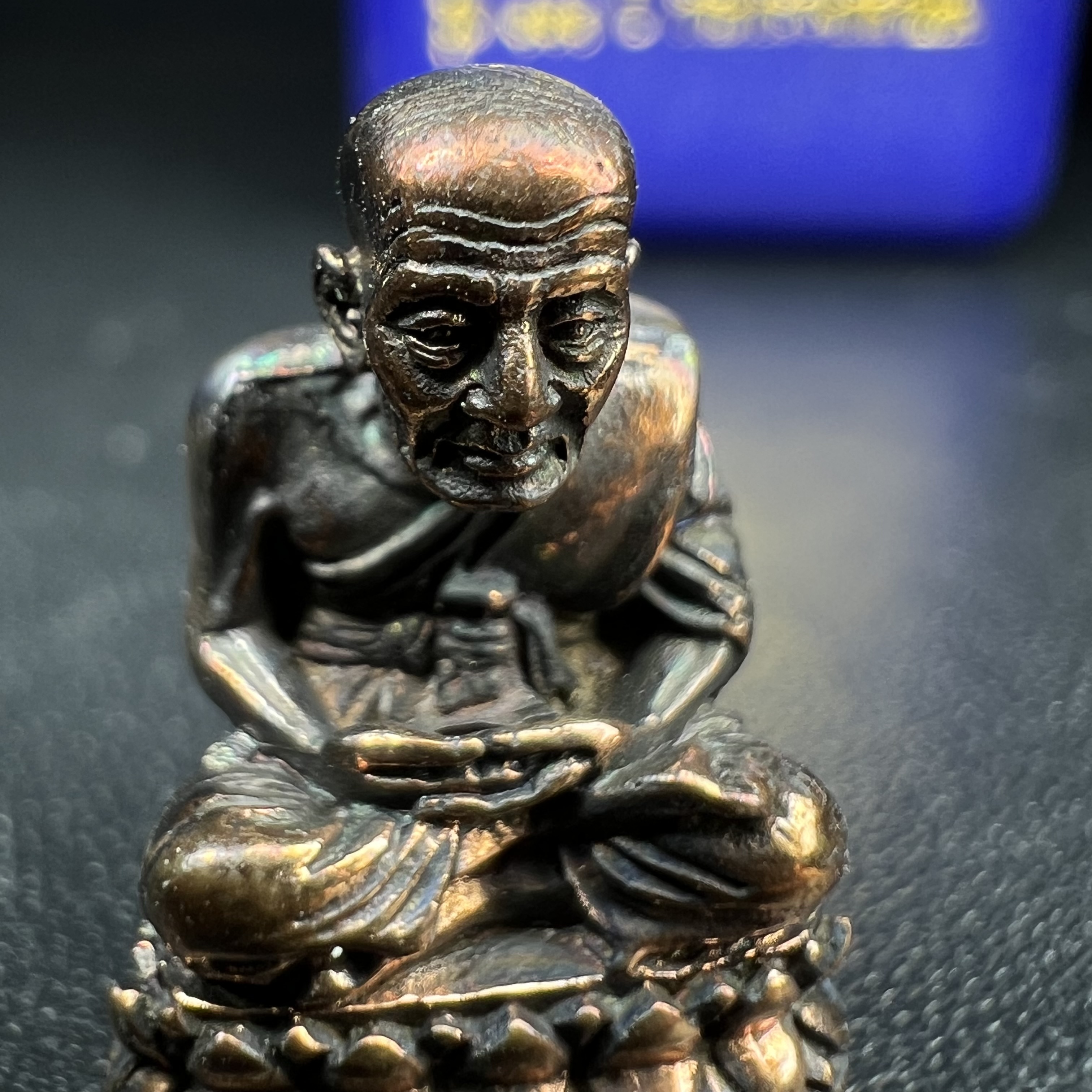 รูปเหมือนหล่อลอยองค์หลวงปู่ทวด รุ่น 111ปี กระทรวงกลาโหม เนื้อนวโลหะรมดำ-ปัดเงา ปี2540 พิธีใหญ่ เข้มขลัง นิยม พร้อมกล่องบรรจุเดิม(คัดสภาพสวยผิวเทพๆผิวรุ้งๆ)ทั้งพิธีทั้งพุทธศิลป์ทรงคุณค่าอีกหนึ่งรุ่นยอดนิยม