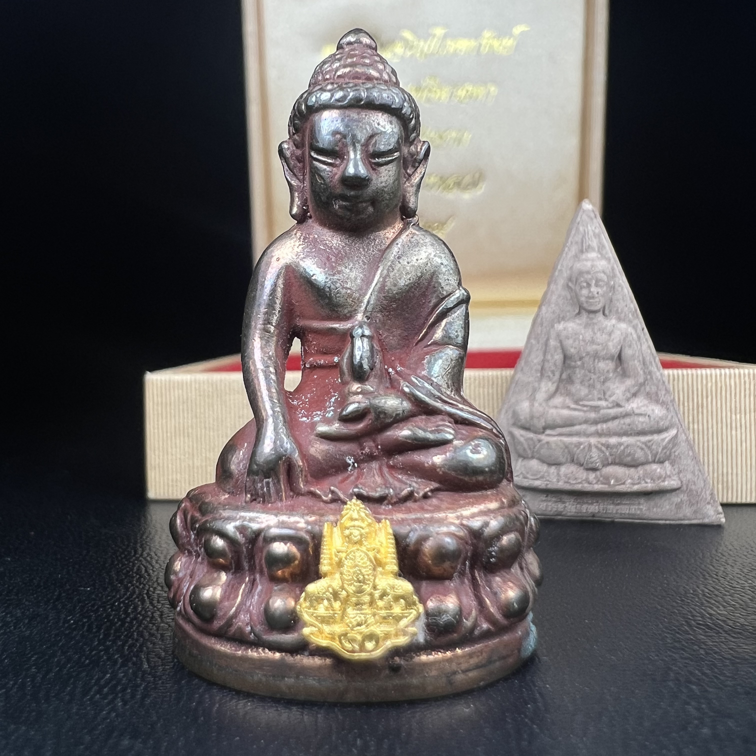 พระกริ่งเจริญโภคทรัพย์ พระพิมพ์จิตรลดา ที่ระลึกโครงการหลวง ปี 2539 ฉลองครองราชสมบัติครบ 50 ปี รัชกาลที่ 9 ตรากาญจนาภิเษกทองคำ(เนื้อทองคำแท้)(ชุดกรรมการหายาก)(สภาพผิวยาขัดแดงๆติดเต็มๆสวยเดิม ผิวแบบนี้พบเจอน้อย))(1ใน1999ชุด)