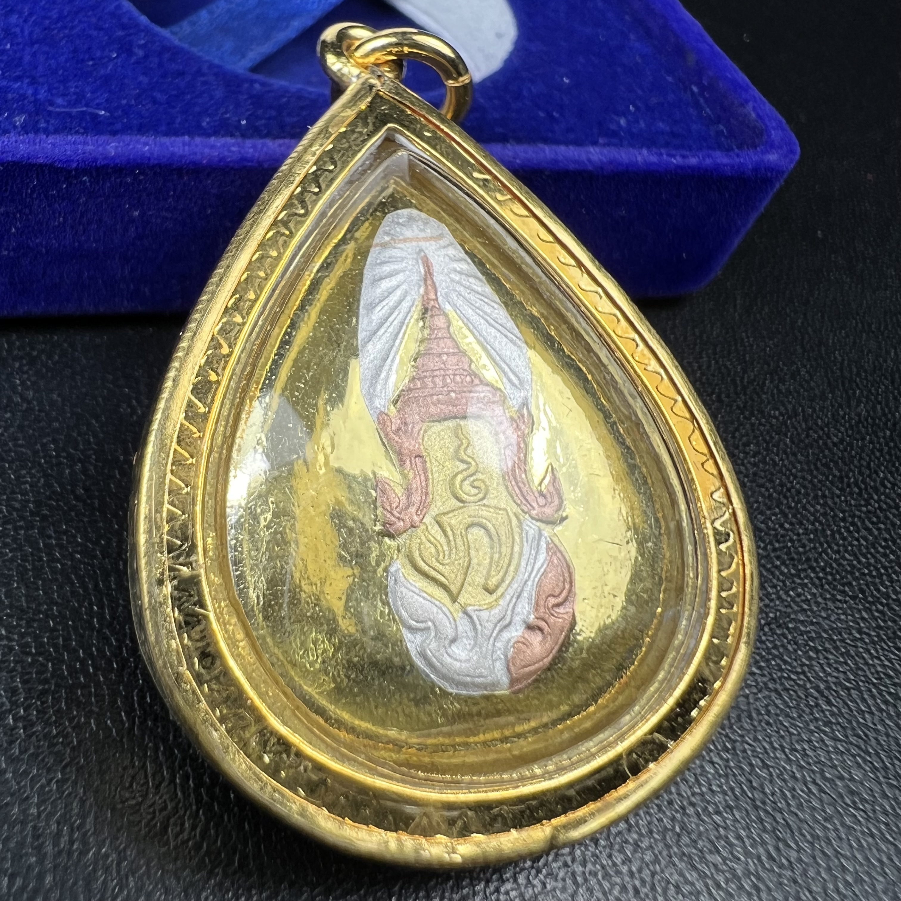 เหรียญพระพุทธสิงหธรรมมงคล ภปร. ปี 2547 ทรงหยดน้ำ ด้านหลังมี ภ.ป.ร. (ชนวนเก่า)เนื้อโลหะผสม ชุบทองสามกษัตริย์ สูง 3.3ซม.พิธีใหญ่ มวลสารดี ปลุกเสกวัดพระแก้ว(งานเลี่ยมกรอบเดิมจากผู้จัดสร้างห่อหุ้มด้วยทองนพเกล้า)