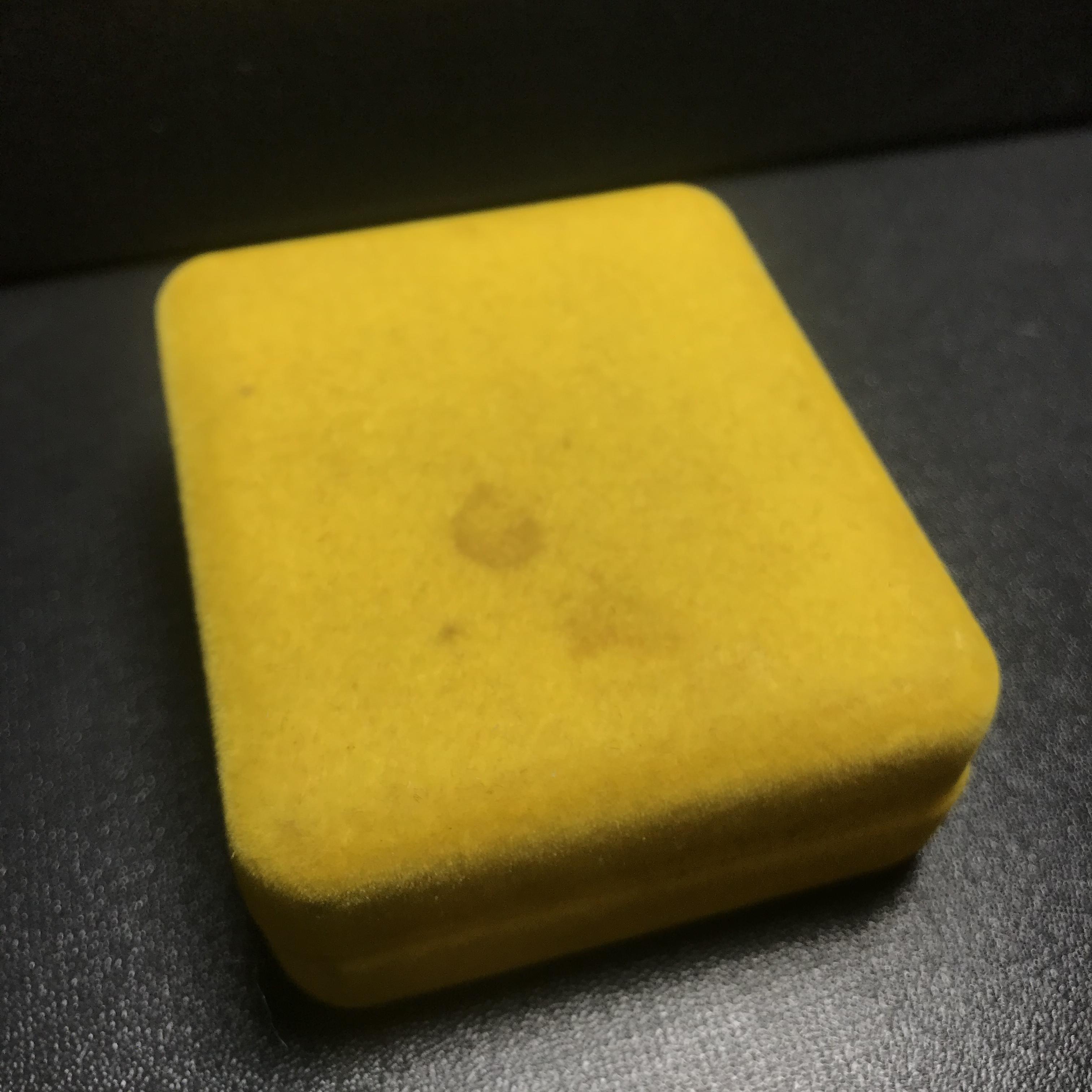 เหรียญพระบาทสมเด็จพระเจ้าอยู่หัว รัชกาลที่9ประทับนั่งบัลลังก์ กระทรวงมหาดไทยจัดสร้าง ปี2539 เนื้อเงินกล่องบรรจุเดิมสภาพสวย เนื้อเงินผิวเดิมขึ้นสีรุ้งธรรมชาติ แบบนิยม หายาก