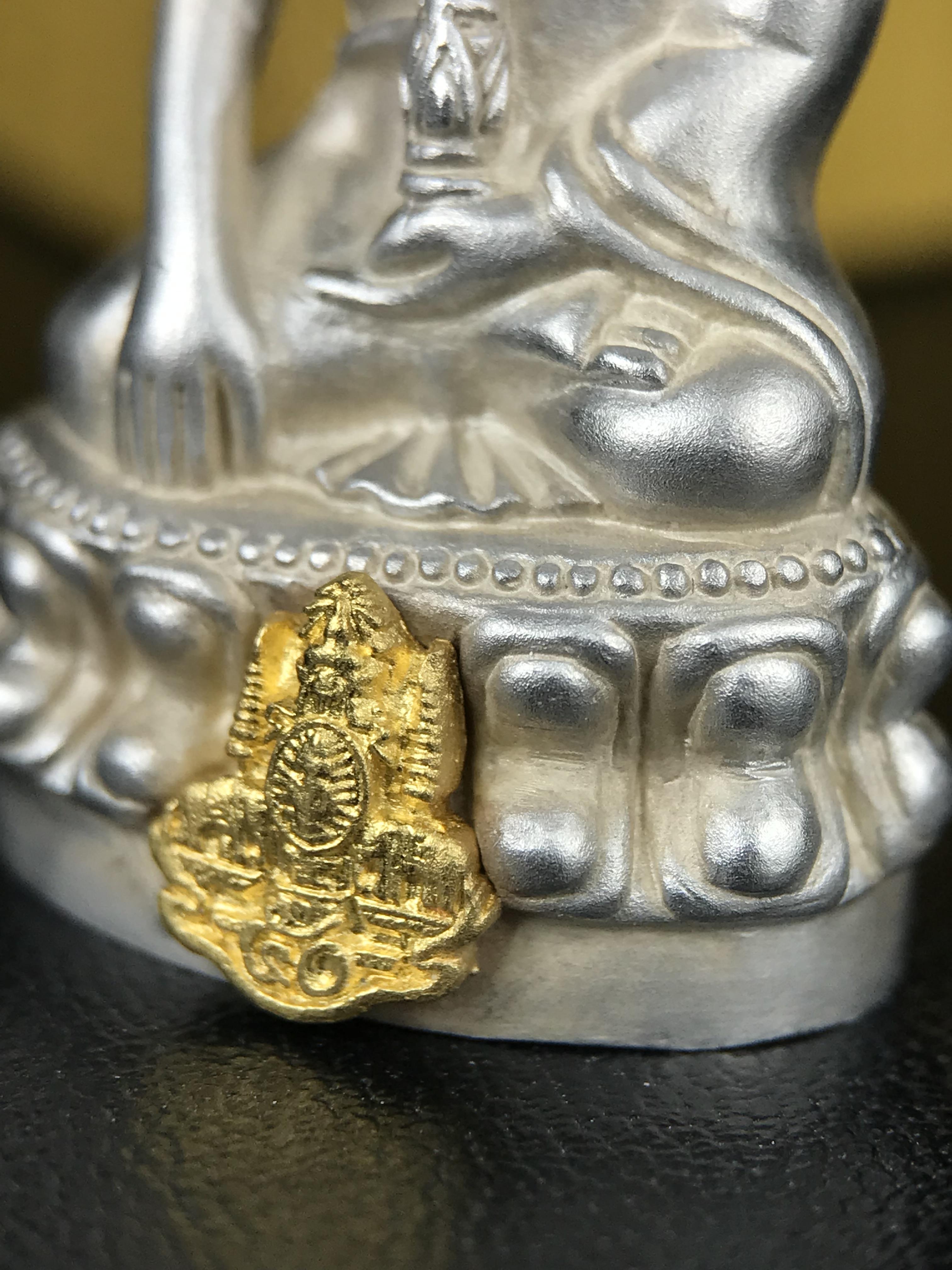 พระกริ่งสมเด็จญาณ วัดบวรนิเวศวิหาร เนื้อเงินบริสุทธิ์ 92.5% ตรากาญจนาภิเษกทองคำ(เนื้อทองคำแท้) พระราชทานแจกเมื่อ 3 ตุลาคม 2538 จัดสร้างในวโรกาส สมเด็จพระญาณสังวร สมเด็จพระสังฆราช ฉลองพระชนมายุครบ 82 พรรษา และฉลองครองราชสมบัติครบ 50 ปี รัชกาลที่ 9 (หายาก)