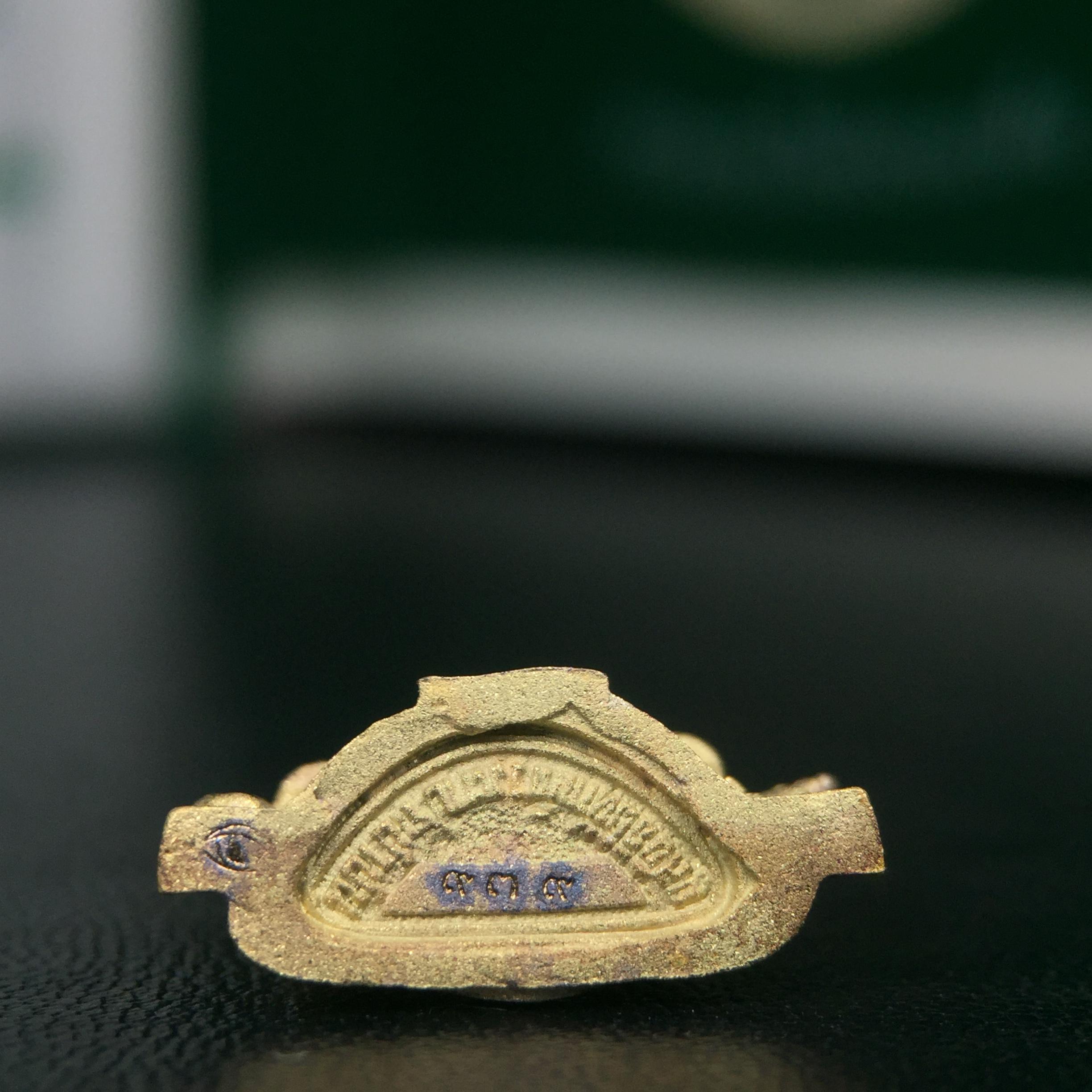 พระพุทธชินราช ภปร. ในวโรกาสพระราชพิธีมหามงคล เฉลิมพระชนมายุ6รอบ 5ธันวาคม2542 มูลนิธิพิทักษ์ดวงตาประชาชน จัดสร้าง เนื้อเงินบริสุทธิ์ 99.9% แบบชุบทองประกายเพชร 3 ไมครอน พิมพ์กลาง ขนาดสูง 2.4 ซม. พร้อมกล่องบรรจุเดิม